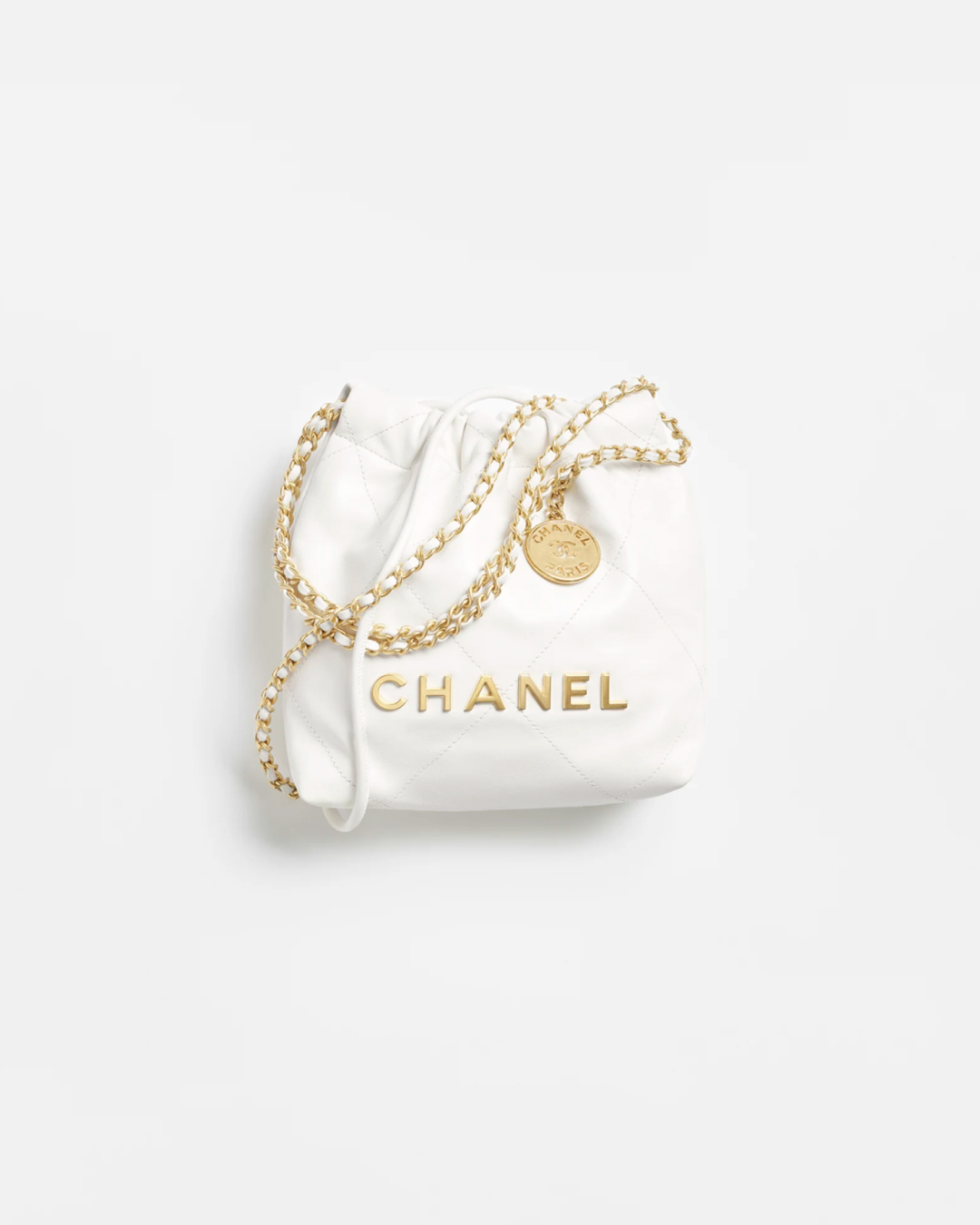 채령이 사복에서 찾은 샤넬 22🔍
다가오는 가을 숄더백 고민중?! 실용적인 단 하나의 샤넬🤍 
채령의 사복 속 22백은 꾸안꾸룩에 높은 활용도를 보여줍니다.
샤넬 22백은 2022년 출시된 이후 꾸준한 인기를 유지 중인 스테디셀러입니다. 클래식 라인보다 좀 더 힘을 뺀 디자인이 특징이며 부드러운 가죽, 가벼운 무게, 체인 스트랩 덕분에 어떤 데일리 룩에도 쉽게 녹아듭니다. 
채령 역시 샤넬 22백의 실용성을 증명하듯 같은 가방을 네 번 이상 스타일링했습니다. 반팔 코디에 편하게 툭 한번, 레더 자켓과 롱부츠로 시크하게 한번, 스웻팬츠와 가디건으로 꾸안꾸 무드를 살린 룩까지 모두 동일한 화이트 22백으로 완성했습니다. 
공식 홈페이지 기준 채령이 든 화이트 컬러는 현재 미니백만 남아 있으며, 2025/26 가을-겨울 프리-컬렉션은 블랙, 다크브라운, 다크그레이 컬러로 사이즈는 미니, 스몰, 라지 3가지로 구성되어있습니다. 이미지3