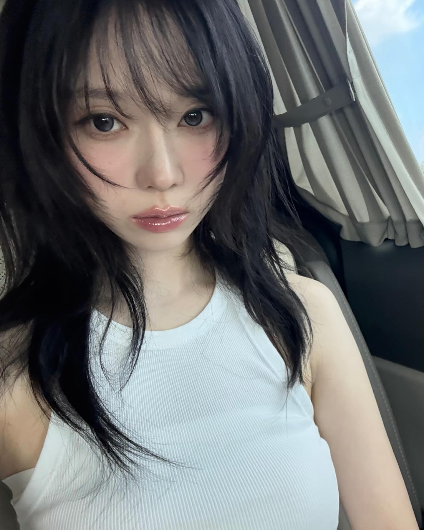 눈만 봐도 반할걸?🩵 자연스럽게 빛나는 눈매의 비밀, 여기 있어요✨  데일리부터 포인트까지, 꼭 맞는 컬러 렌즈 지금 소개해드릴게요.  1. 오렌즈 빅 글로이 그레이, 2만 원대 직경 13.6mm의 빅사이즈로 또렷한 눈빛 연출이 가능합니다. 톤업 하이라이트 패턴과 그라데이션 써클라인으로 깊이 있는 눈매 표현이 가능한 렌즈입니다.  2. 오렌즈 뮤즈 샤인 브라운, 2만 원대 직경 13.3mm의 렌즈로, 고발색 하이라이트와 뮤트톤 애쉬 브라운 컬러가 특징입니다. 웜·쿨 모두 착용 가능하며 채도감이 낮아 데일리로도 부담 없이 사용할 수 있는 렌즈입니다.  3. 하파크리스틴 빈 크리스틴 로우 브라운, 2만 원대 빈 크리스틴 로우 브라운은 직경 13.2mm의 렌즈로, 밝은 베이지 브라운 컬러입니다. 삼방향 하이라이트와 빛금 패턴으로 화사하고 선명한 눈빛을 연출할 수 있는 렌즈입니다. 이미지