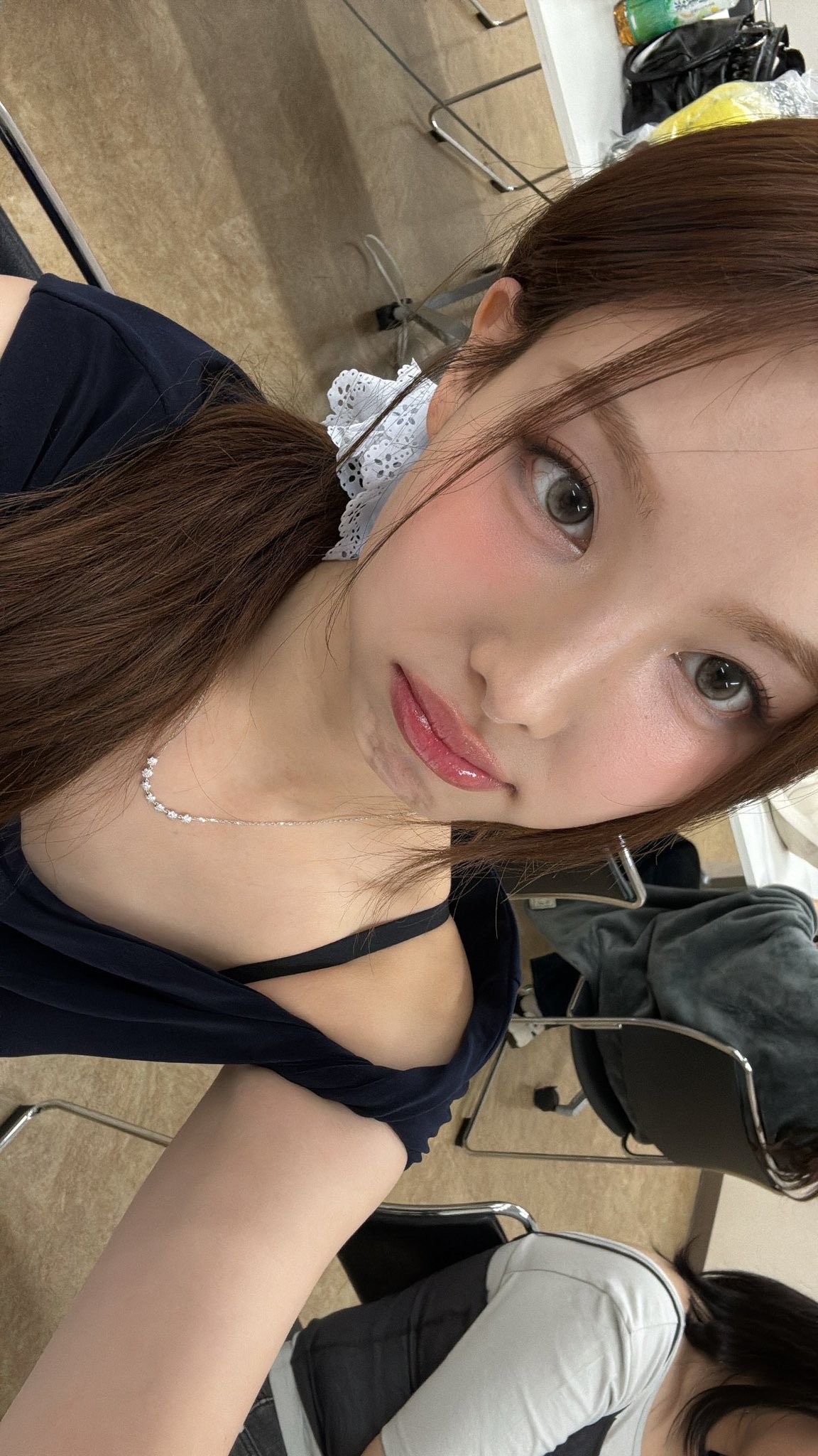 눈만 봐도 반할걸?🩵
자연스럽게 빛나는 눈매의 비밀, 여기 있어요✨

데일리부터 포인트까지, 꼭 맞는 컬러 렌즈 지금 소개해드릴게요.

1. 오렌즈 빅 글로이 그레이, 2만 원대
직경 13.6mm의 빅사이즈로 또렷한 눈빛 연출이 가능합니다. 톤업 하이라이트 패턴과 그라데이션 써클라인으로 깊이 있는 눈매 표현이 가능한 렌즈입니다.

2. 오렌즈 뮤즈 샤인 브라운, 2만 원대
직경 13.3mm의 렌즈로, 고발색 하이라이트와 뮤트톤 애쉬 브라운 컬러가 특징입니다. 웜·쿨 모두 착용 가능하며 채도감이 낮아 데일리로도 부담 없이 사용할 수 있는 렌즈입니다.

3. 하파크리스틴 빈 크리스틴 로우 브라운, 2만 원대
빈 크리스틴 로우 브라운은 직경 13.2mm의 렌즈로, 밝은 베이지 브라운 컬러입니다. 삼방향 하이라이트와 빛금 패턴으로 화사하고 선명한 눈빛을 연출할 수 있는 렌즈입니다. 이미지4