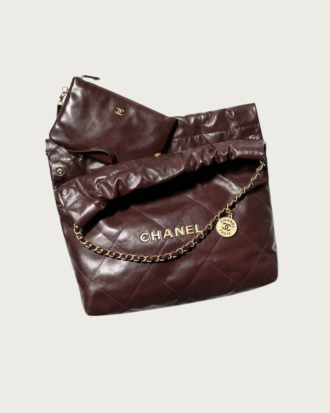 채령이 사복에서 찾은 샤넬 22🔍
다가오는 가을 숄더백 고민중?! 실용적인 단 하나의 샤넬🤍 
채령의 사복 속 22백은 꾸안꾸룩에 높은 활용도를 보여줍니다.
샤넬 22백은 2022년 출시된 이후 꾸준한 인기를 유지 중인 스테디셀러입니다. 클래식 라인보다 좀 더 힘을 뺀 디자인이 특징이며 부드러운 가죽, 가벼운 무게, 체인 스트랩 덕분에 어떤 데일리 룩에도 쉽게 녹아듭니다. 
채령 역시 샤넬 22백의 실용성을 증명하듯 같은 가방을 네 번 이상 스타일링했습니다. 반팔 코디에 편하게 툭 한번, 레더 자켓과 롱부츠로 시크하게 한번, 스웻팬츠와 가디건으로 꾸안꾸 무드를 살린 룩까지 모두 동일한 화이트 22백으로 완성했습니다. 
공식 홈페이지 기준 채령이 든 화이트 컬러는 현재 미니백만 남아 있으며, 2025/26 가을-겨울 프리-컬렉션은 블랙, 다크브라운, 다크그레이 컬러로 사이즈는 미니, 스몰, 라지 3가지로 구성되어있습니다. 이미지10