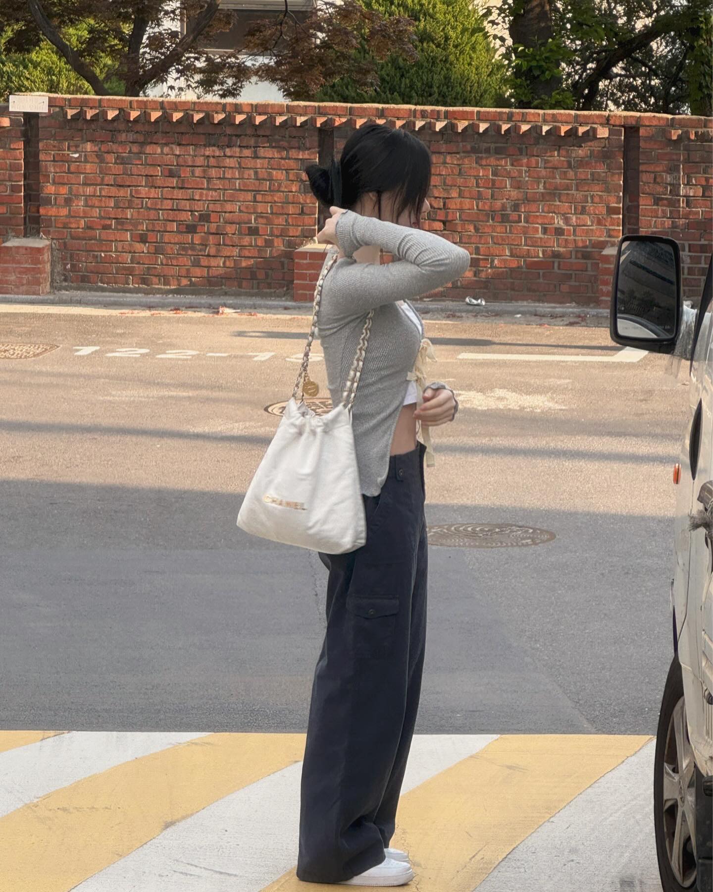 채령이 사복에서 찾은 샤넬 22🔍
다가오는 가을 숄더백 고민중?! 실용적인 단 하나의 샤넬🤍 
채령의 사복 속 22백은 꾸안꾸룩에 높은 활용도를 보여줍니다.
샤넬 22백은 2022년 출시된 이후 꾸준한 인기를 유지 중인 스테디셀러입니다. 클래식 라인보다 좀 더 힘을 뺀 디자인이 특징이며 부드러운 가죽, 가벼운 무게, 체인 스트랩 덕분에 어떤 데일리 룩에도 쉽게 녹아듭니다. 
채령 역시 샤넬 22백의 실용성을 증명하듯 같은 가방을 네 번 이상 스타일링했습니다. 반팔 코디에 편하게 툭 한번, 레더 자켓과 롱부츠로 시크하게 한번, 스웻팬츠와 가디건으로 꾸안꾸 무드를 살린 룩까지 모두 동일한 화이트 22백으로 완성했습니다. 
공식 홈페이지 기준 채령이 든 화이트 컬러는 현재 미니백만 남아 있으며, 2025/26 가을-겨울 프리-컬렉션은 블랙, 다크브라운, 다크그레이 컬러로 사이즈는 미니, 스몰, 라지 3가지로 구성되어있습니다. 이미지8