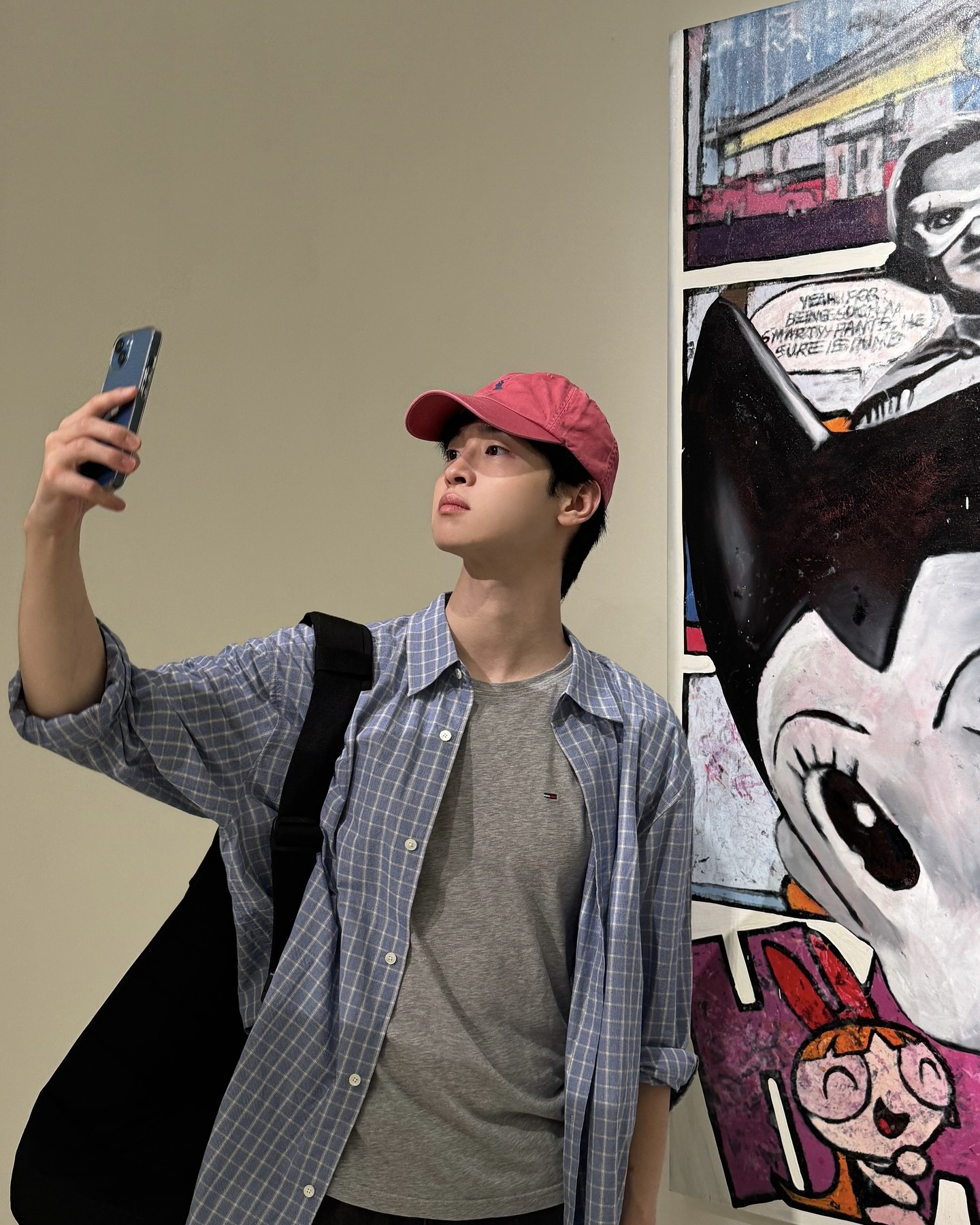 티셔츠 하나로 느좋 완성
심쿵 부르는 남친재질, 장동윤의 셔츠 속 티셔츠 두 가지 👕

낮에는 여전히 햇볕이 따갑지만 저녁에는 서늘한 바람이 스며듭니다. 아우터를 벗어도 스타일을 놓치지 않고 싶은 지금, 셔츠 속 작은 포인트 하나로 분위기를 바꾸는 방법을 소개합니다.

1. 타미힐피거 반팔티
작은 로고지만 셔츠 속에선 존재감 폭발! 부담 없이 매치가 가능한 캐주얼한 남친룩 아이템입니다. 흰색은 밝은 컬러 아우터와 조합하면 산뜻하고 깨끗한 무드를 만들어주고 회색은 블루 계열 아우터와 조합하면 편안하고 세련된 무드를 완성할 수 있습니다.

2. 노앙 스트라이프티
셔츠 속에서 은은하게 드러나는 패턴이 답답하지 않으면서 센스 있는 스타일을 만들어주는 포인트! 심플하지만 세련된 느낌을 주어 자연스럽게 레이어드하면 남친룩 완성입니다. 이미지4