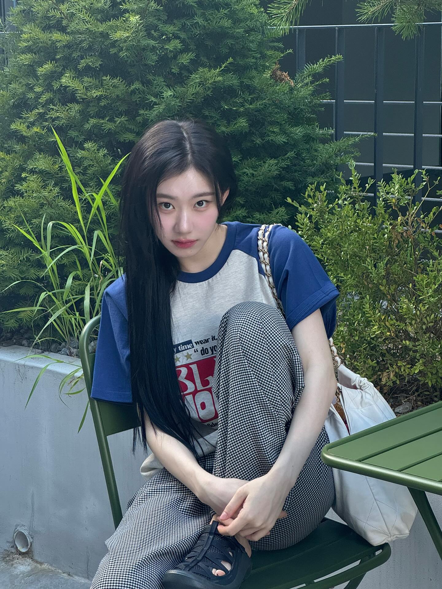 채령이 사복에서 찾은 샤넬 22🔍
다가오는 가을 숄더백 고민중?! 실용적인 단 하나의 샤넬🤍 
채령의 사복 속 22백은 꾸안꾸룩에 높은 활용도를 보여줍니다.
샤넬 22백은 2022년 출시된 이후 꾸준한 인기를 유지 중인 스테디셀러입니다. 클래식 라인보다 좀 더 힘을 뺀 디자인이 특징이며 부드러운 가죽, 가벼운 무게, 체인 스트랩 덕분에 어떤 데일리 룩에도 쉽게 녹아듭니다. 
채령 역시 샤넬 22백의 실용성을 증명하듯 같은 가방을 네 번 이상 스타일링했습니다. 반팔 코디에 편하게 툭 한번, 레더 자켓과 롱부츠로 시크하게 한번, 스웻팬츠와 가디건으로 꾸안꾸 무드를 살린 룩까지 모두 동일한 화이트 22백으로 완성했습니다. 
공식 홈페이지 기준 채령이 든 화이트 컬러는 현재 미니백만 남아 있으며, 2025/26 가을-겨울 프리-컬렉션은 블랙, 다크브라운, 다크그레이 컬러로 사이즈는 미니, 스몰, 라지 3가지로 구성되어있습니다. 이미지2