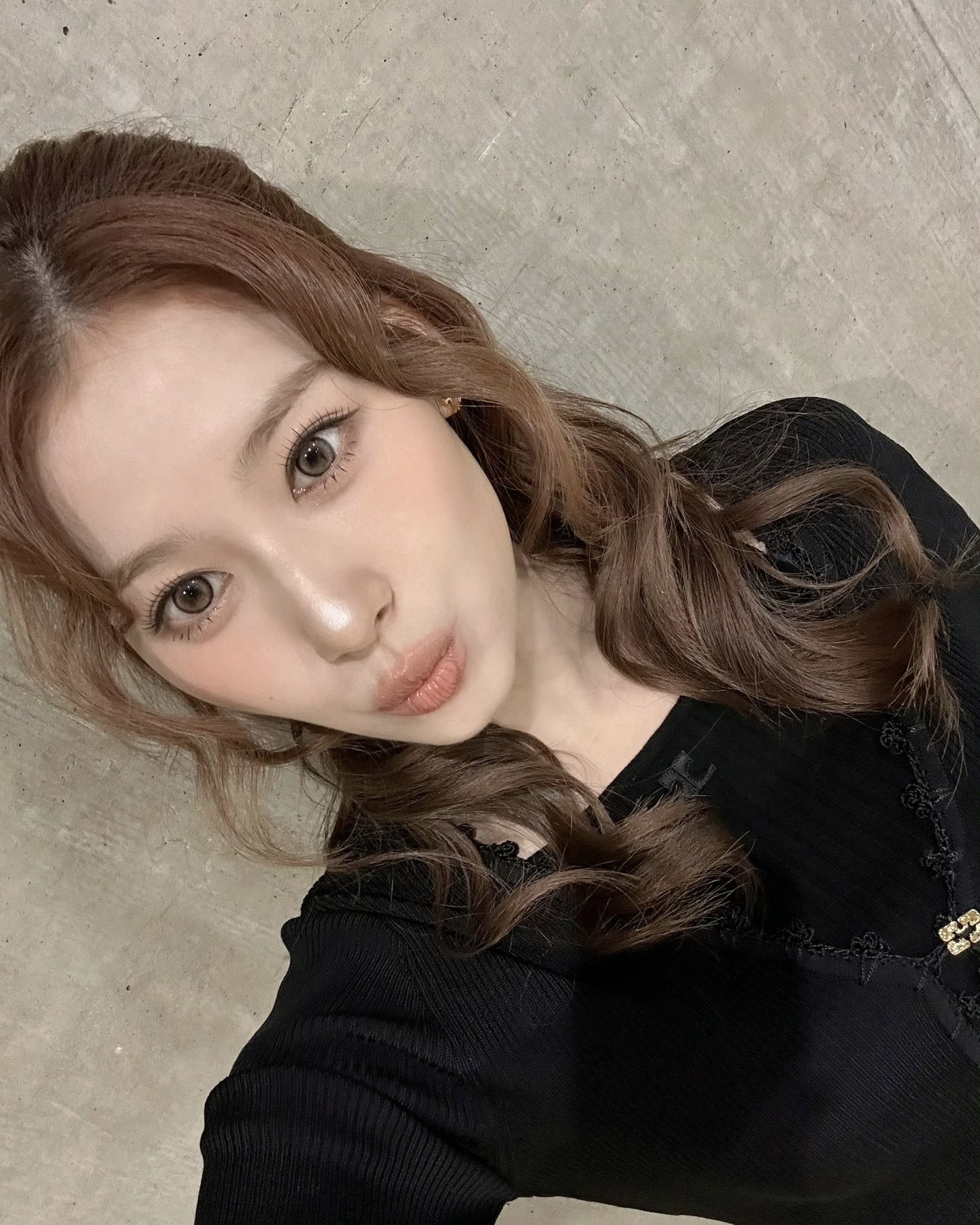 눈만 봐도 반할걸?🩵
자연스럽게 빛나는 눈매의 비밀, 여기 있어요✨

데일리부터 포인트까지, 꼭 맞는 컬러 렌즈 지금 소개해드릴게요.

1. 오렌즈 빅 글로이 그레이, 2만 원대
직경 13.6mm의 빅사이즈로 또렷한 눈빛 연출이 가능합니다. 톤업 하이라이트 패턴과 그라데이션 써클라인으로 깊이 있는 눈매 표현이 가능한 렌즈입니다.

2. 오렌즈 뮤즈 샤인 브라운, 2만 원대
직경 13.3mm의 렌즈로, 고발색 하이라이트와 뮤트톤 애쉬 브라운 컬러가 특징입니다. 웜·쿨 모두 착용 가능하며 채도감이 낮아 데일리로도 부담 없이 사용할 수 있는 렌즈입니다.

3. 하파크리스틴 빈 크리스틴 로우 브라운, 2만 원대
빈 크리스틴 로우 브라운은 직경 13.2mm의 렌즈로, 밝은 베이지 브라운 컬러입니다. 삼방향 하이라이트와 빛금 패턴으로 화사하고 선명한 눈빛을 연출할 수 있는 렌즈입니다. 이미지6