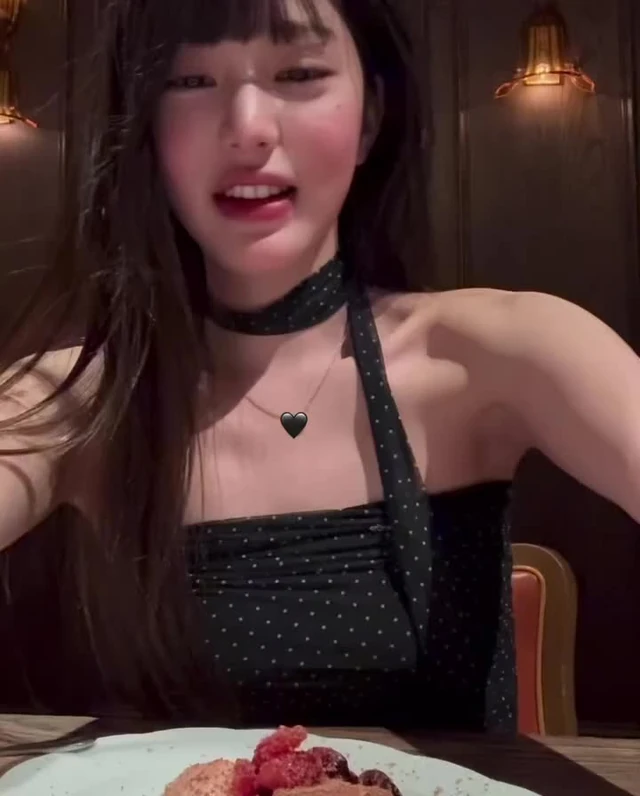여전한 폴카도트의 매력🤍🖤 누가 입어도 예쁘고 사랑스러운, 패턴 중 1등 폴카도트✨ 이미지