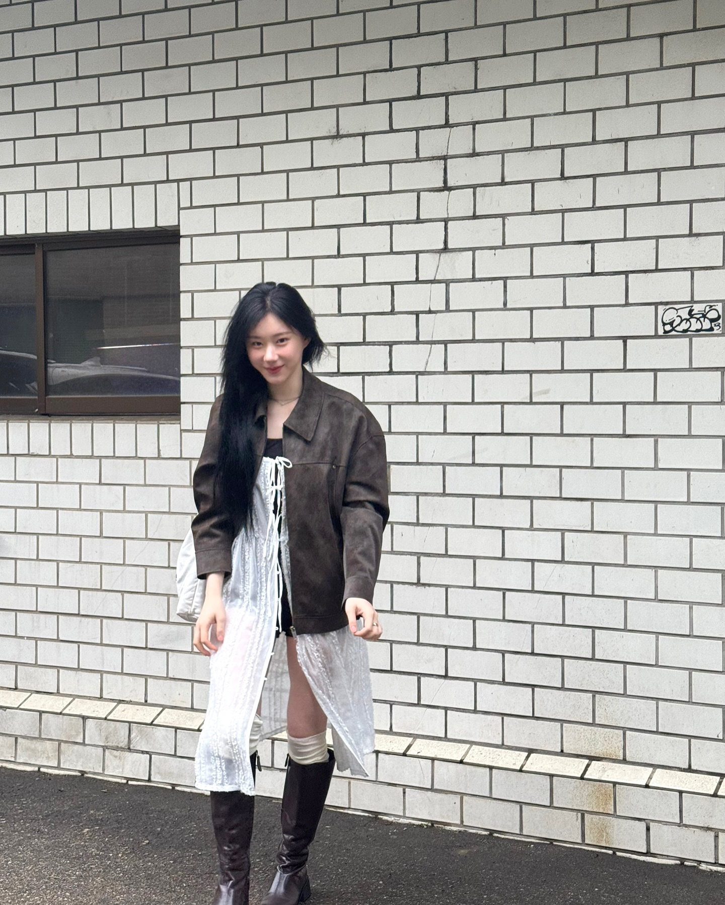 채령이 사복에서 찾은 샤넬 22🔍
다가오는 가을 숄더백 고민중?! 실용적인 단 하나의 샤넬🤍 
채령의 사복 속 22백은 꾸안꾸룩에 높은 활용도를 보여줍니다.
샤넬 22백은 2022년 출시된 이후 꾸준한 인기를 유지 중인 스테디셀러입니다. 클래식 라인보다 좀 더 힘을 뺀 디자인이 특징이며 부드러운 가죽, 가벼운 무게, 체인 스트랩 덕분에 어떤 데일리 룩에도 쉽게 녹아듭니다. 
채령 역시 샤넬 22백의 실용성을 증명하듯 같은 가방을 네 번 이상 스타일링했습니다. 반팔 코디에 편하게 툭 한번, 레더 자켓과 롱부츠로 시크하게 한번, 스웻팬츠와 가디건으로 꾸안꾸 무드를 살린 룩까지 모두 동일한 화이트 22백으로 완성했습니다. 
공식 홈페이지 기준 채령이 든 화이트 컬러는 현재 미니백만 남아 있으며, 2025/26 가을-겨울 프리-컬렉션은 블랙, 다크브라운, 다크그레이 컬러로 사이즈는 미니, 스몰, 라지 3가지로 구성되어있습니다. 이미지5