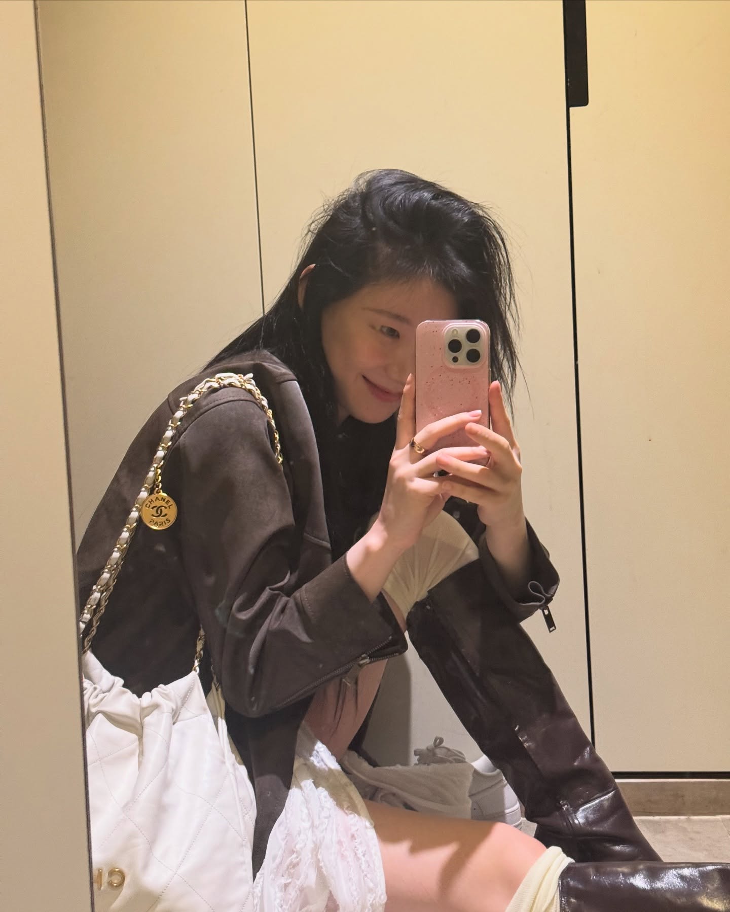 채령이 사복에서 찾은 샤넬 22🔍
다가오는 가을 숄더백 고민중?! 실용적인 단 하나의 샤넬🤍 
채령의 사복 속 22백은 꾸안꾸룩에 높은 활용도를 보여줍니다.
샤넬 22백은 2022년 출시된 이후 꾸준한 인기를 유지 중인 스테디셀러입니다. 클래식 라인보다 좀 더 힘을 뺀 디자인이 특징이며 부드러운 가죽, 가벼운 무게, 체인 스트랩 덕분에 어떤 데일리 룩에도 쉽게 녹아듭니다. 
채령 역시 샤넬 22백의 실용성을 증명하듯 같은 가방을 네 번 이상 스타일링했습니다. 반팔 코디에 편하게 툭 한번, 레더 자켓과 롱부츠로 시크하게 한번, 스웻팬츠와 가디건으로 꾸안꾸 무드를 살린 룩까지 모두 동일한 화이트 22백으로 완성했습니다. 
공식 홈페이지 기준 채령이 든 화이트 컬러는 현재 미니백만 남아 있으며, 2025/26 가을-겨울 프리-컬렉션은 블랙, 다크브라운, 다크그레이 컬러로 사이즈는 미니, 스몰, 라지 3가지로 구성되어있습니다. 이미지4