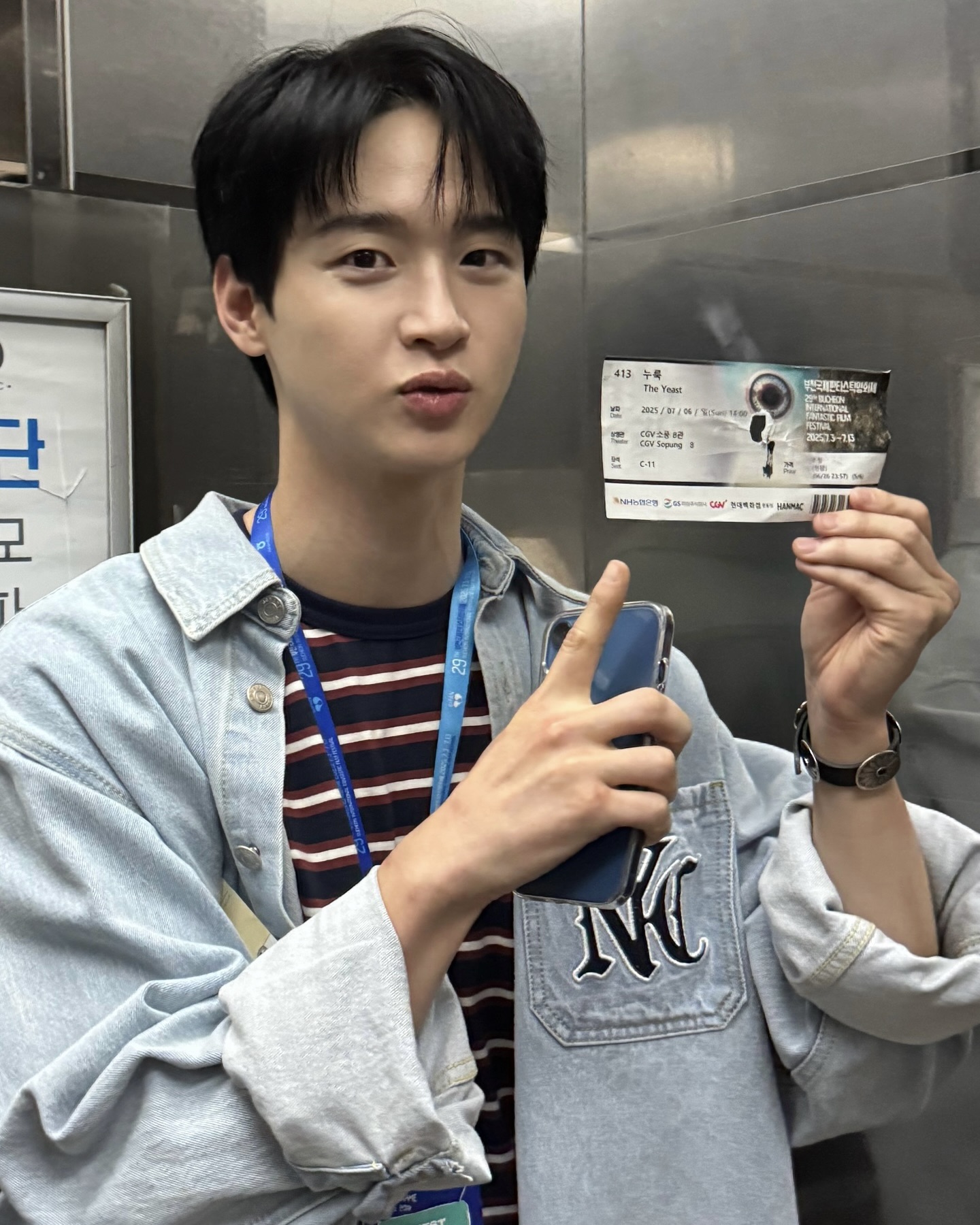 티셔츠 하나로 느좋 완성
심쿵 부르는 남친재질, 장동윤의 셔츠 속 티셔츠 두 가지 👕

낮에는 여전히 햇볕이 따갑지만 저녁에는 서늘한 바람이 스며듭니다. 아우터를 벗어도 스타일을 놓치지 않고 싶은 지금, 셔츠 속 작은 포인트 하나로 분위기를 바꾸는 방법을 소개합니다.

1. 타미힐피거 반팔티
작은 로고지만 셔츠 속에선 존재감 폭발! 부담 없이 매치가 가능한 캐주얼한 남친룩 아이템입니다. 흰색은 밝은 컬러 아우터와 조합하면 산뜻하고 깨끗한 무드를 만들어주고 회색은 블루 계열 아우터와 조합하면 편안하고 세련된 무드를 완성할 수 있습니다.

2. 노앙 스트라이프티
셔츠 속에서 은은하게 드러나는 패턴이 답답하지 않으면서 센스 있는 스타일을 만들어주는 포인트! 심플하지만 세련된 느낌을 주어 자연스럽게 레이어드하면 남친룩 완성입니다. 이미지6