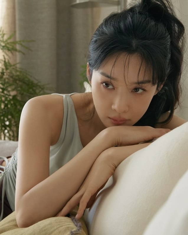 민감 피부도 촉촉 피부 장착💖
이청아가 선택한 여름 수분템🧴💦지금 참고해 보세요

민감한 건성 피부인 이청아의 토너와 미스트 5가지 모아봤어요.

1. 웰라쥬 리얼 히알루로닉 밀크 필 토너, 2만 원대
약산성 포뮬러로 각질 제거와 보습을 동시에 잡아 민감한 피부도 편안하게 관리하 수 있는 제품입니다. 부드러운 밀크 제형이 피부에 수분을 남기며, 데일리로 사용하기 좋은 토너입니다.

2. 피지오겔 디엠티 에센스 인 토너, 3만 원대
고보습 에센스로, 산뜻한 사용감과 깊은 보습 효과를 동시에 느낄 수 있습니다. 피부 진화 보습 성분이 매끄러운 피부결을 만들어 주어 수분이 부족할 때 사용하기 좋은 제품입니다.

3. 퍼셀 초유 포어 디펜스 앰플, 3만 원대
오일 성분이 없어 번들거림 없이 수분을 채워주며, 모공 케어에도 도움을 주는 앰플입니다. 작고 휴대하기 좋은 사이즈로 언제 어디서나 간편하게 사용 가능합니다.

4. 프라나롬 이모르뗄 하이드롤라 진정 미스트, 3만 원대
꽃에 추출한 에센셜 오일을 담아 부드럽게 분사되는 데일리 진정 미스트입니다. 자극 없이 피부를 진정시키며, 프로폴리스 향에 민감하다면 사용 전 테스트를 권장합니다.

5. 샤넬 수블리마지 라 브림, 35만 원대
바닐라 플래니폴리아 워터가 함유되어 피부에 생기를 부여하는 미스트로, 매트한 파운데이션 사용 시에 부족한 광을 자연스럽게 살려줍니다. 이미지