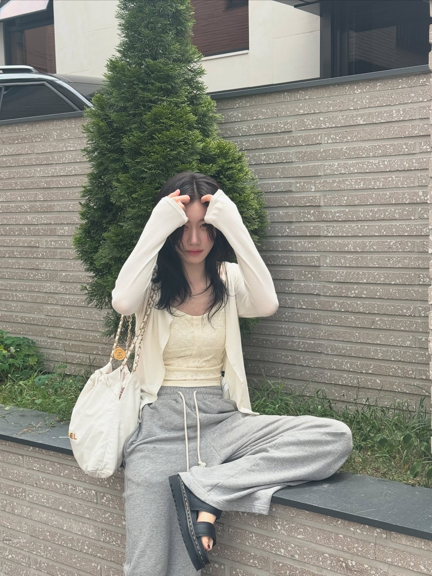 채령이 사복에서 찾은 샤넬 22🔍
다가오는 가을 숄더백 고민중?! 실용적인 단 하나의 샤넬🤍 
채령의 사복 속 22백은 꾸안꾸룩에 높은 활용도를 보여줍니다.
샤넬 22백은 2022년 출시된 이후 꾸준한 인기를 유지 중인 스테디셀러입니다. 클래식 라인보다 좀 더 힘을 뺀 디자인이 특징이며 부드러운 가죽, 가벼운 무게, 체인 스트랩 덕분에 어떤 데일리 룩에도 쉽게 녹아듭니다. 
채령 역시 샤넬 22백의 실용성을 증명하듯 같은 가방을 네 번 이상 스타일링했습니다. 반팔 코디에 편하게 툭 한번, 레더 자켓과 롱부츠로 시크하게 한번, 스웻팬츠와 가디건으로 꾸안꾸 무드를 살린 룩까지 모두 동일한 화이트 22백으로 완성했습니다. 
공식 홈페이지 기준 채령이 든 화이트 컬러는 현재 미니백만 남아 있으며, 2025/26 가을-겨울 프리-컬렉션은 블랙, 다크브라운, 다크그레이 컬러로 사이즈는 미니, 스몰, 라지 3가지로 구성되어있습니다. 이미지6