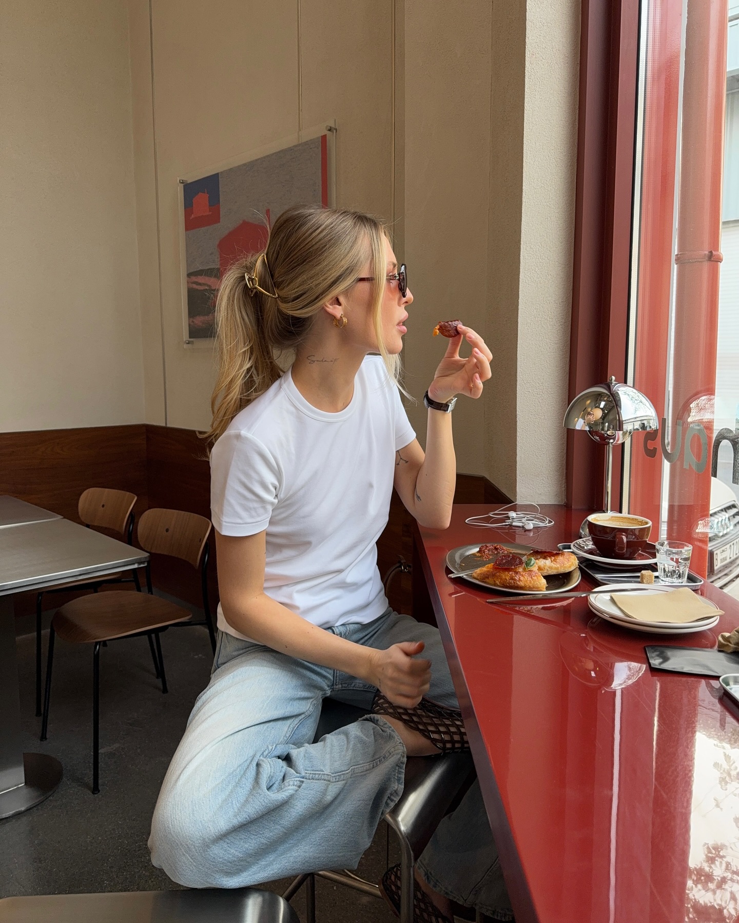 심플한 무지 반팔티의 매력👚🤍
미니멀하게 즐기는 데일리룩의 필수 아이템은 무지 반팔티✨ 이미지6