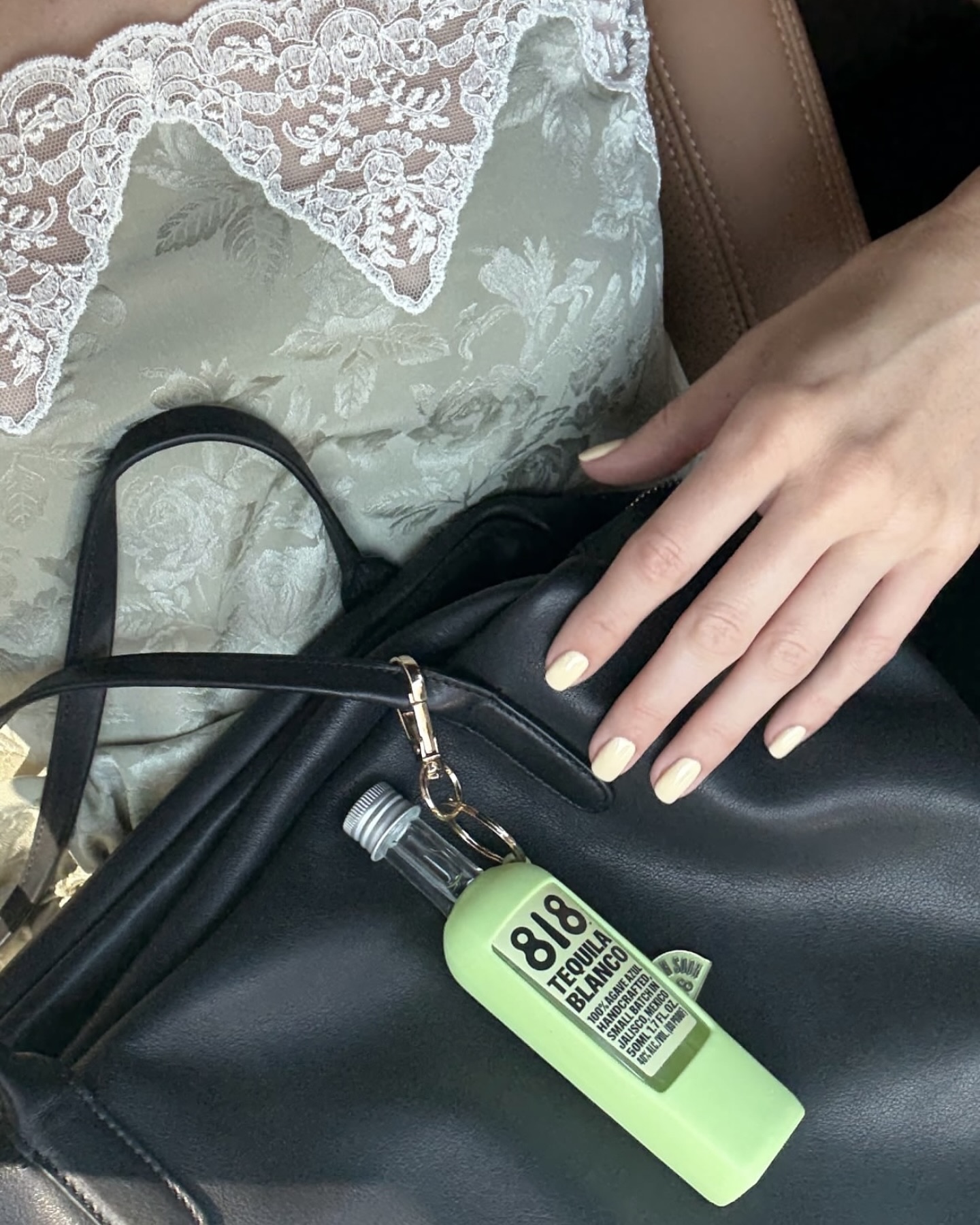켄달 제너도 빠진 원톤 네일💚 미니멀하고 세련된 매력으로 완성하는 데일리 네일 💅 이미지