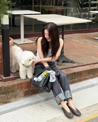 스테디셀러 슈즈 뭐가 있을까?🥿
발이 즐거운 데일리 슈즈✨🎶지금 바로 만나보세요
지금부터 가을까지 즐기기 좋은 플랫슈즈 모아봤어요.
1. 보테가베네타 로사 발레리나, 170만 원대
정채연이 착용한 슈즈는 발등을 드러내는 라운드 토 실루엣과, 브랜드 시그니처 인트레치아토 위빙이 특징으로 미니멀하면서도 럭셔리한 감성을 담은 신발입니다. 정채연은 민소매, 청바지와 매치해 모던한 룩을 완성했습니다.
2. 디올 발레 플랫, 130만 원대
지수가 신은 플랫슈즈는 슬림한 라운드 실루엣에 디올의 CD 시그니처가 새겨진 레진 진주가 더해진 러블리한 디자인입니다. 지수는 원피스와 매치해 우아하면서도 사랑스러운 분위기를 연출했습니다.
3. 샤넬 플랫, 140만 원대
정려원이 착용한 신발은 베이지와 블랙의 투톤 디자인으로 클래식한 매력이 돋보입니다. 낮은 굽으로 편안하면서 포멀한 룩에도 잘 어울리며, 비슷한 컬러 블라우스와 매치하면 청순하면서 캐주얼한 분위기까지 완성했습니다. 이미지