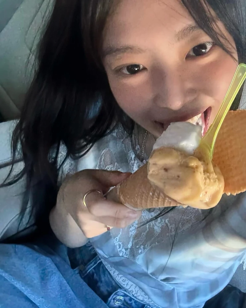 제니 애착 연청바지🩵🤍그거 뭔데?!
새깅 느낌 와이드데님 찾고 있었는데!👖이태리 여행코디 참고🇮🇹
1. 이알에이 와이드 핏 데님 팬츠 - 라이트 블루
라이트 블루 컬러의 와이드 핏 데님으로, 스타일리시한 실루엣을 완성해줍니다. 체형을 자연스럽게 보완해주며, 제니처럼 크롭 기장의 블라우스와 매치하면 더욱 힙한 무드를 연출할 수 있습니다. 이미지4