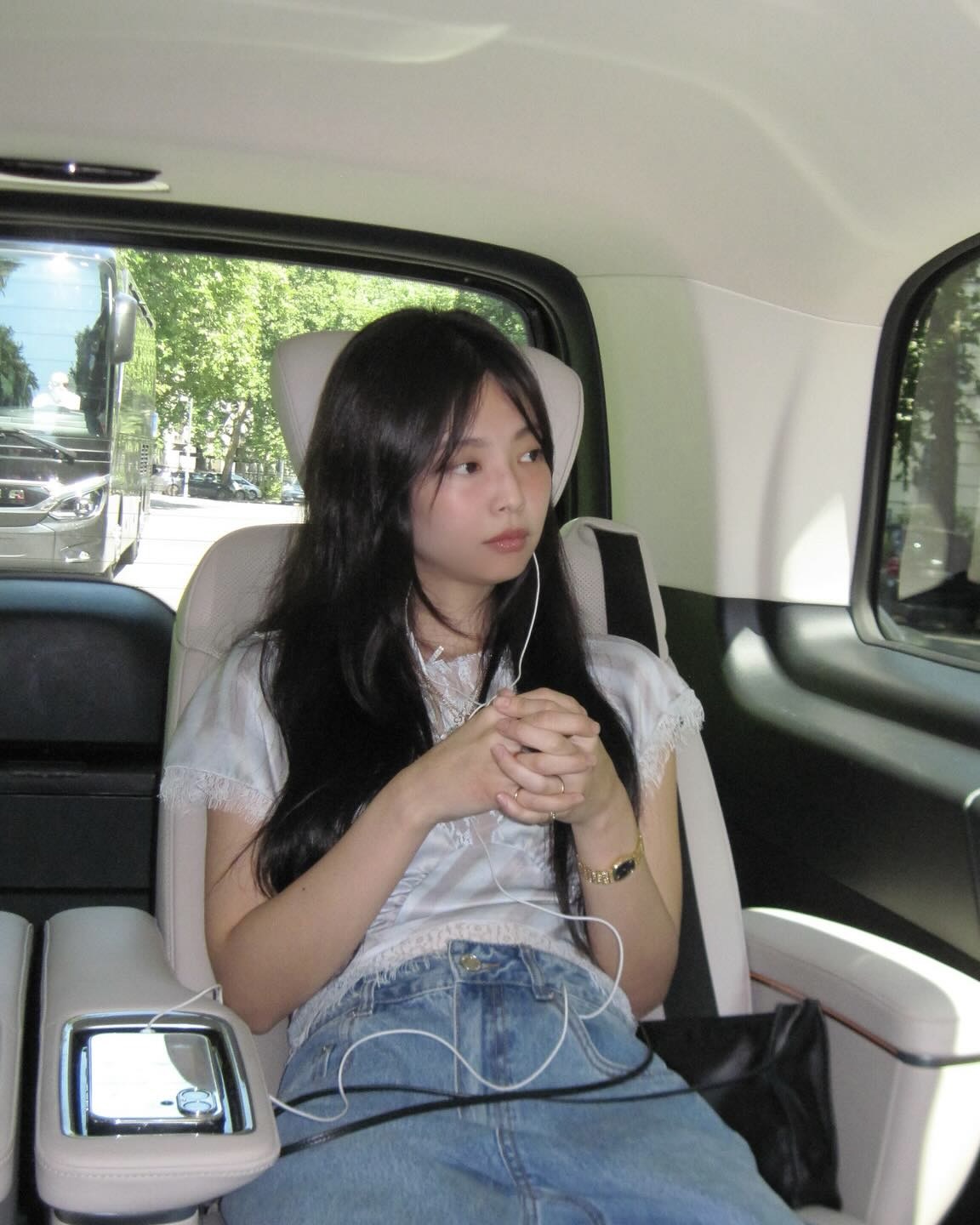 제니 애착 연청바지🩵🤍그거 뭔데?!
새깅 느낌 와이드데님 찾고 있었는데!👖이태리 여행코디 참고🇮🇹

1. 이알에이 와이드 핏 데님 팬츠 - 라이트 블루
라이트 블루 컬러의 와이드 핏 데님으로, 스타일리시한 실루엣을 완성해줍니다. 체형을 자연스럽게 보완해주며, 제니처럼 크롭 기장의 블라우스와 매치하면 더욱 힙한 무드를 연출할 수 있습니다. 이미지