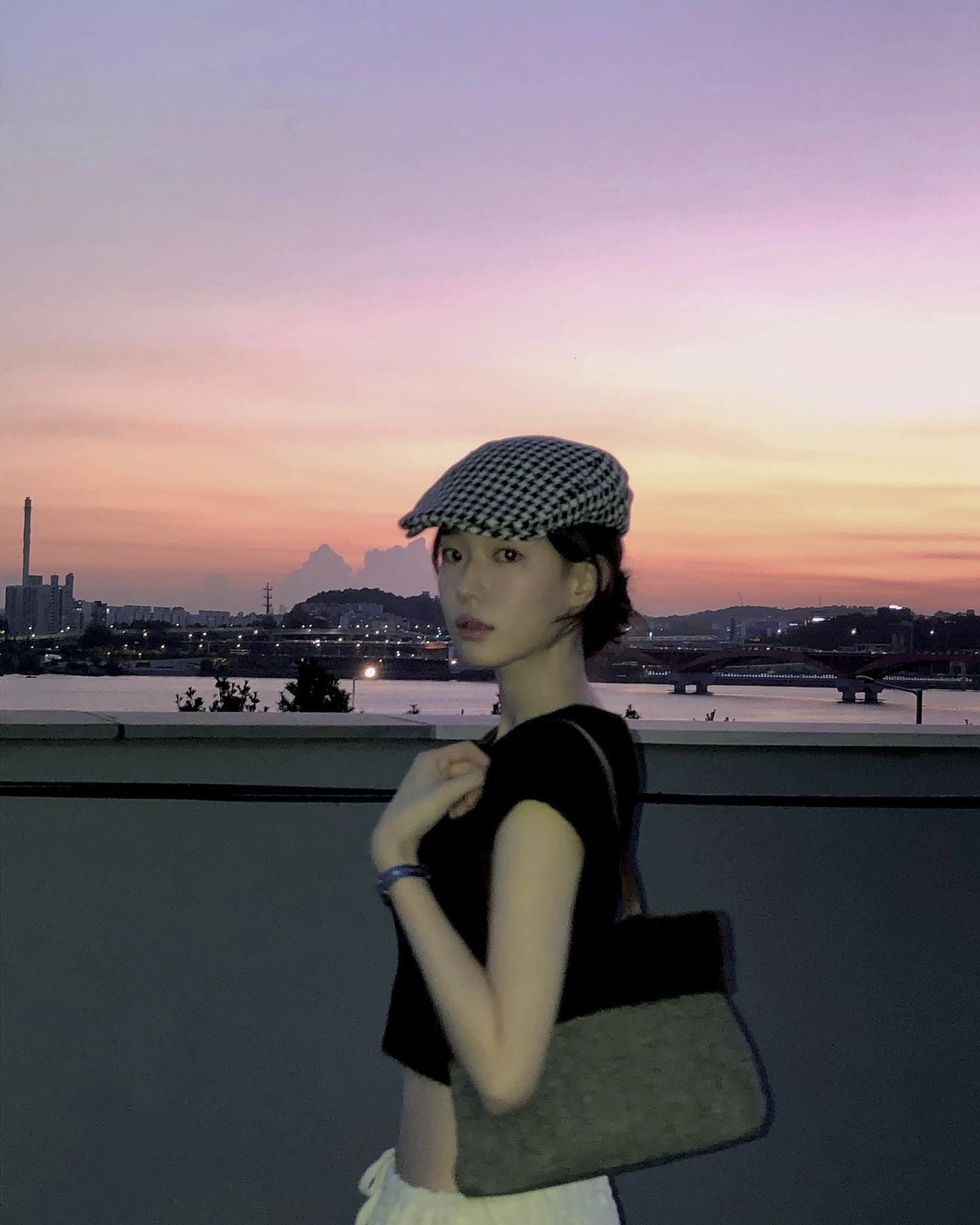 느좋녀들은 모두 헌팅캡 쓴다고👀
츄부터 권은비까지, 룩에 트렌디함 한방울 더해볼래요?🖤💁🏻‍♀️ 이미지6