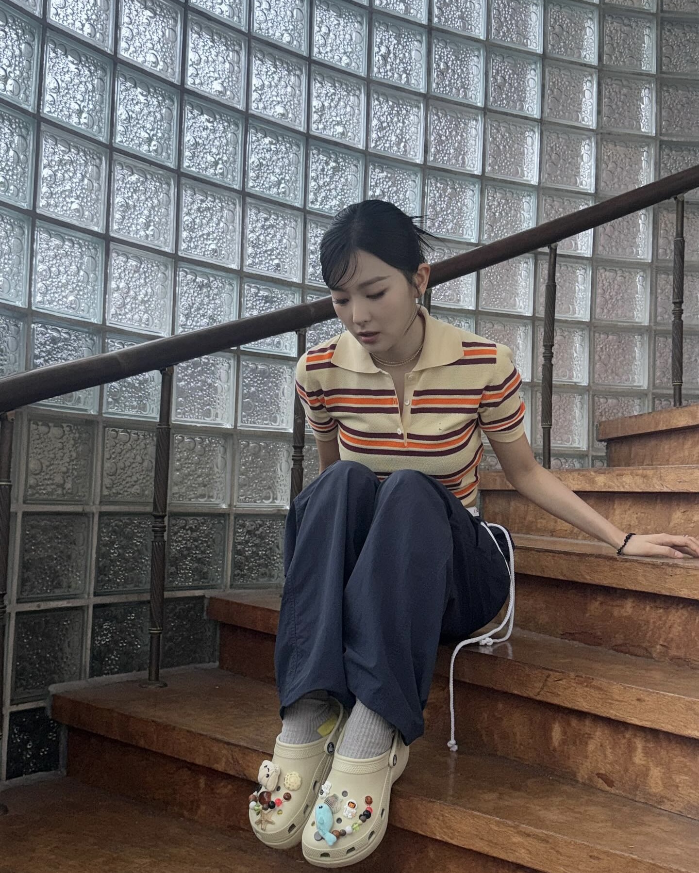 국민 신발, 크록스 모르면 간첩🤫
그냥 크록스 아니야 패션템으로 자리잡은 크록스 꾸안꾸룩 필수템이야💙✅ 이미지