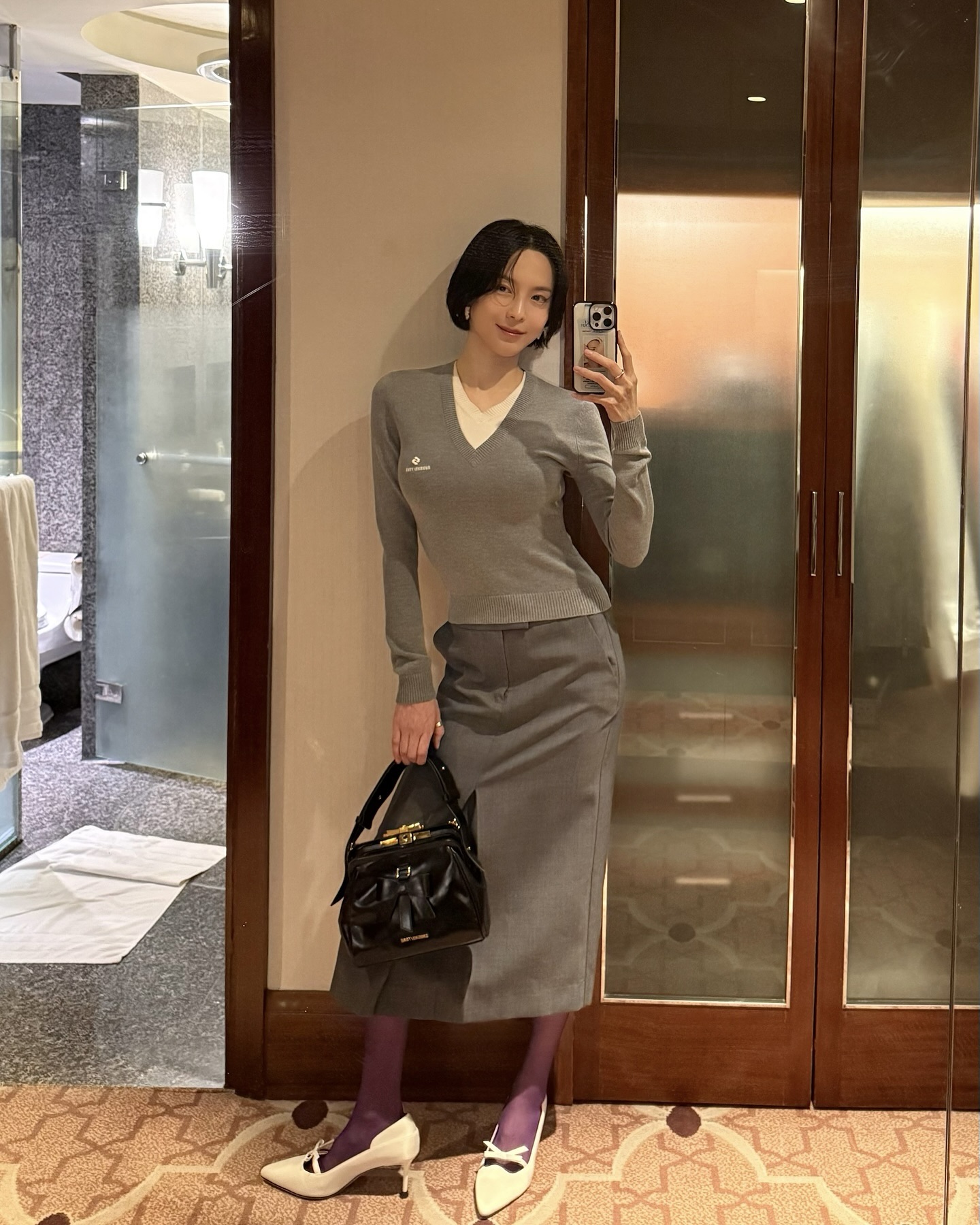데일리룩 완성시키는 슈즈👠🖤 세련된 힐부터 버클 부츠까지, 데일리 스타일링의 핵심✨  포인트 주고 싶은 날에 신기 좋은 슈즈, 지금 소개해드릴게요.  1. 프라다 페이턴트 레더 슬링백 펌프스, 150만 원대 유광 페이턴트 가죽으로 제작된 슬링백 펌프스로, 미니멀한 스퀘어 토 디자인에 프라다 트라이앵글 로고가 포인트인 아이템입니다. 트위드 베스트와 블랙 레더 미니스커트에 화이트 양말을 매치해, 프라다 슬링백 펌프스로 룩을 완성해 깔끔한 데일리룩을 연출했습니다.  2. 슈슈통 우먼 빈티지 포인티드 토 힐, 100만 원대 날렵한 포인티드 토 실루엣과 미니멀한 리본 장식의 포인트 힐입니다. 은은한 화이트 컬러가 세련된 무드를 더하며, 그레이 브이넥 니트와 H라인 스커트에 퍼플 타이츠를 매치해 모던한 포멀 오피스 룩을 연출했습니다.  3. 미우미우 빈티지룩 부츠 카프스킨, 200만 원대 송아지 가죽에 실버 버클과 링 장식이 더해져 스타일과 실용성을 모두 갖춘 숏 부츠입니다. 그레이 롱슬리브 상의와 블랙 미니 스커트를 매치해 심플한 데일리룩에 버클 부츠로 포인트를 더했습니다. 이미지