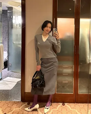 데일리룩 완성시키는 슈즈👠🖤 세련된 힐부터 버클 부츠까지, 데일리 스타일링의 핵심✨ 포인트 주고 싶은 날에 신기 좋은 슈즈, 지금 소개해드릴게요. 1. 프라다 페이턴트 레더 슬링백 펌프스, 150만 원대 유광 페이턴트 가죽으로 제작된 슬링백 펌프스로, 미니멀한 스퀘어 토 디자인에 프라다 트라이앵글 로고가 포인트인 아이템입니다. 트위드 베스트와 블랙 레더 미니스커트에 화이트 양말을 매치해, 프라다 슬링백 펌프스로 룩을 완성해 깔끔한 데일리룩을 연출했습니다. 2. 슈슈통 우먼 빈티지 포인티드 토 힐, 100만 원대 날렵한 포인티드 토 실루엣과 미니멀한 리본 장식의 포인트 힐입니다. 은은한 화이트 컬러가 세련된 무드를 더하며, 그레이 브이넥 니트와 H라인 스커트에 퍼플 타이츠를 매치해 모던한 포멀 오피스 룩을 연출했습니다. 3. 미우미우 빈티지룩 부츠 카프스킨, 200만 원대 송아지 가죽에 실버 버클과 링 장식이 더해져 스타일과 실용성을 모두 갖춘 숏 부츠입니다. 그레이 롱슬리브 상의와 블랙 미니 스커트를 매치해 심플한 데일리룩에 버클 부츠로 포인트를 더했습니다. 이미지