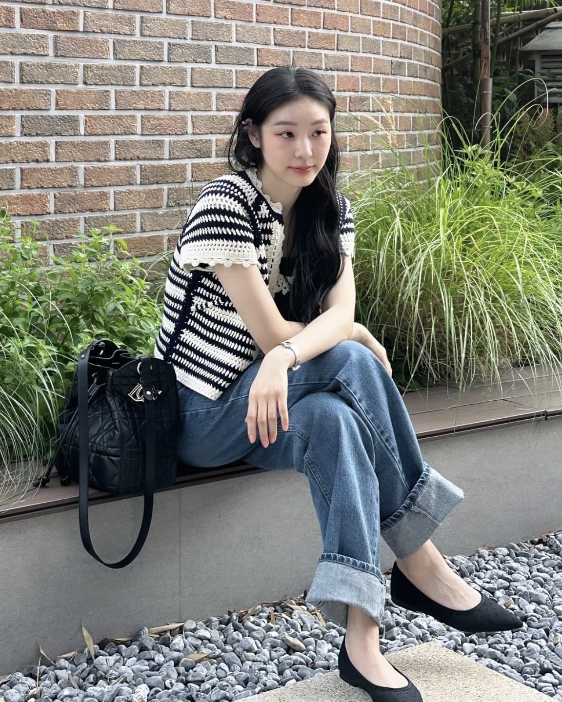 숄더백 하나로 분위기 체인지👜🤍 하나만 들어도 룩이 완성되는 마법 같은 아이템 리스트✨  셀럽들이 선택한 잇백, 지금 소개해드릴게요.  1. 디올 디모션 백, 500만 원대 매크로 까나쥬 스티칭이 더해진 버킷 백으로 골드 메탈 디올 블록 참으로 완성된 미디엄 백입니다. 김연아는 스트라이프 니트와 와이드 데님 팬츠에 디모션 백을 매치해 편안하고 세련된 캐주얼 룩을 연출했습니다.  2. 미우미우 나파 가죽 포켓 백, 300만 원대 부드러운 나파 가죽 소재에 여러 개의 포켓과 엠보싱 로고가 더해진 실용적인 아이템입니다. 장원영은 화이트 원피스 볼륨감과 어울리는 코디로 러블리한 스타일을 완성했습니다.  3. 프라다 갤러리아 미디엄 가죽 핸드백, 600만 원대 우아한 실루엣에 메탈 로고 장식과 실용적인 내부 포켓이 더해진 아이코닉 백입니다. 사나는 플로럴 미니 원피스에 옐로백을 매치해 상큼하고 러블리한 무드를 연출했습니다. 이미지
