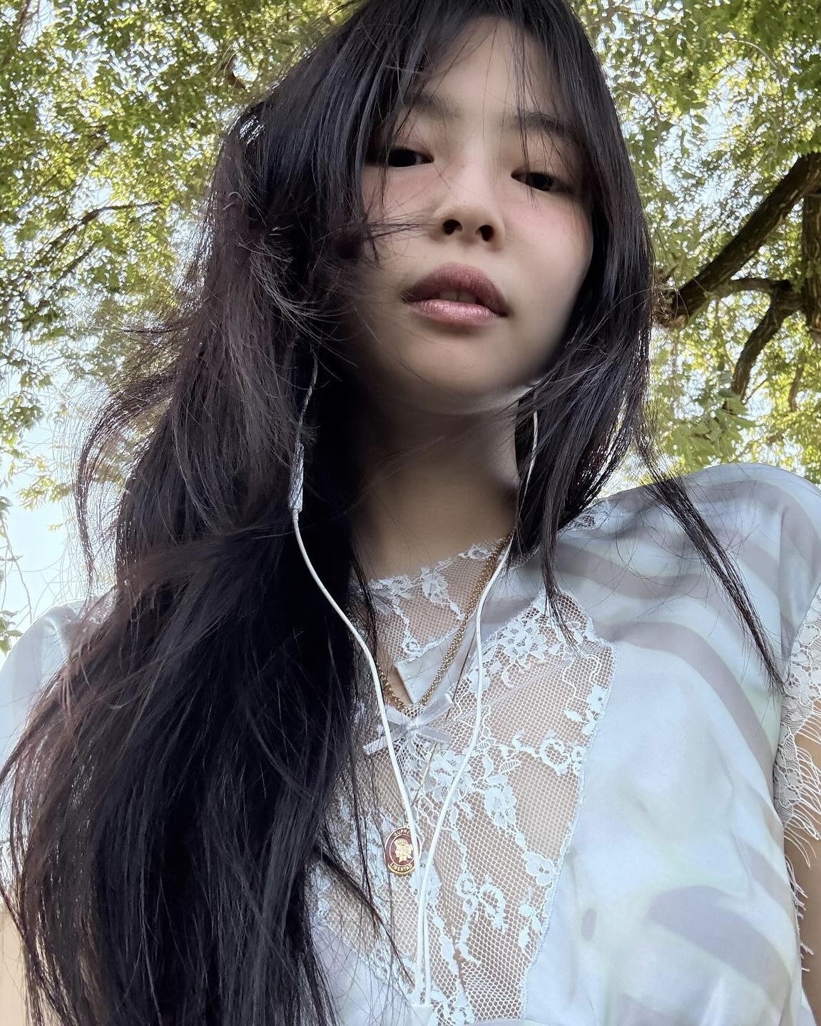 거의 몇 년을 본❤️제니 찐 목걸이
힙순이 제니 일상 속에 자리잡은💛⛓️ 그녀의 반려 액세서리는?!

공연, 여행, 휴식 중 언제든 붙어있는 목걸이를 소개합니다.

1. 슈프림 리버타드 골드 펜던트 목걸이
제니 일상룩에 항상 보이는 시그니처 아이템, 슈프림 목걸이를 소개합니다. 에나멜 레드 컬러 위에 새겨진 자유의 여신 옆모습과 레터링이 어우러져, 브랜드 특유의 힙한 무드를 한층 더 강조해줍니다. 이미지