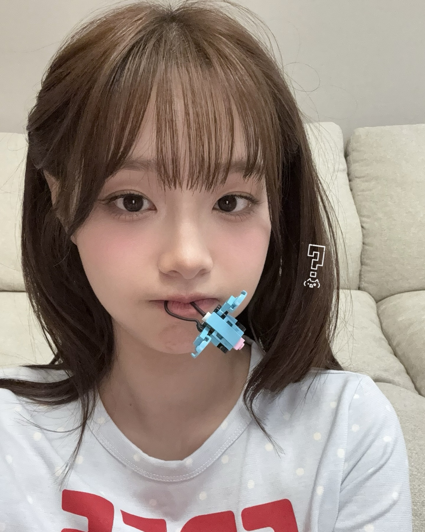 여기 혹시 메이크업샵인가요?💖
꾸안꾸부터 풀메까지 다 가능한 메이크업 비밀템 공개🪞

츄가 직접 알려준 메이크업템, 지금 소개해드릴게요✨

1. 홀리카홀리카 마이페이브 무드 레터 프롬 스프링, 2만 원대
은은한 인디 핑크 컬러 팔레트로 매트와 펄을 모두 담아 데일리부터 포인트 메이크업까지 다양하게 연출할 수 있습니다

2. 클리오 킬커버 하이 글로우 쿠션, 3만 원대
균일한 커버력과 맑은 광채를 72시간 동안 지속시켜주며, 무너짐 걱정 없이 촉촉한 커버와 글로우한 피부 표현을 해주는 쿠션입니다.

3. 뮤드 인스파이어 스키니 컬링 마스카라, 1만 원대
미세 브러시로 속눈썹을 잡아주어 깔끔한 컬링을 완성합니다. 번짐 없이 픽싱 효과를 오래 유지시켜주는 스키니 컬링 마스카라입니다.

4. 어뮤즈 립앤 치크 헬시 밤 1만 원대
생과즙 광택으로 입술과 볼에 생기를 주는 멀티 유즈 제품입니다. 크림과 밤, 두 가지 텍스처를 믹스해 촉촉하고 투명한 발색을 완성할 수 있습니다.

5. 글피오 핑크페퍼 립 플럼퍼, 2만 원대
펩타이드와 보르피린 성분이 함유되어 즉각적인 플럼핑과 효과를 주는 촉촉한 립 플럼퍼입니다. 입술에 영양과 수분을 채워 도톰하고 입술을 연출해줍니다. 이미지