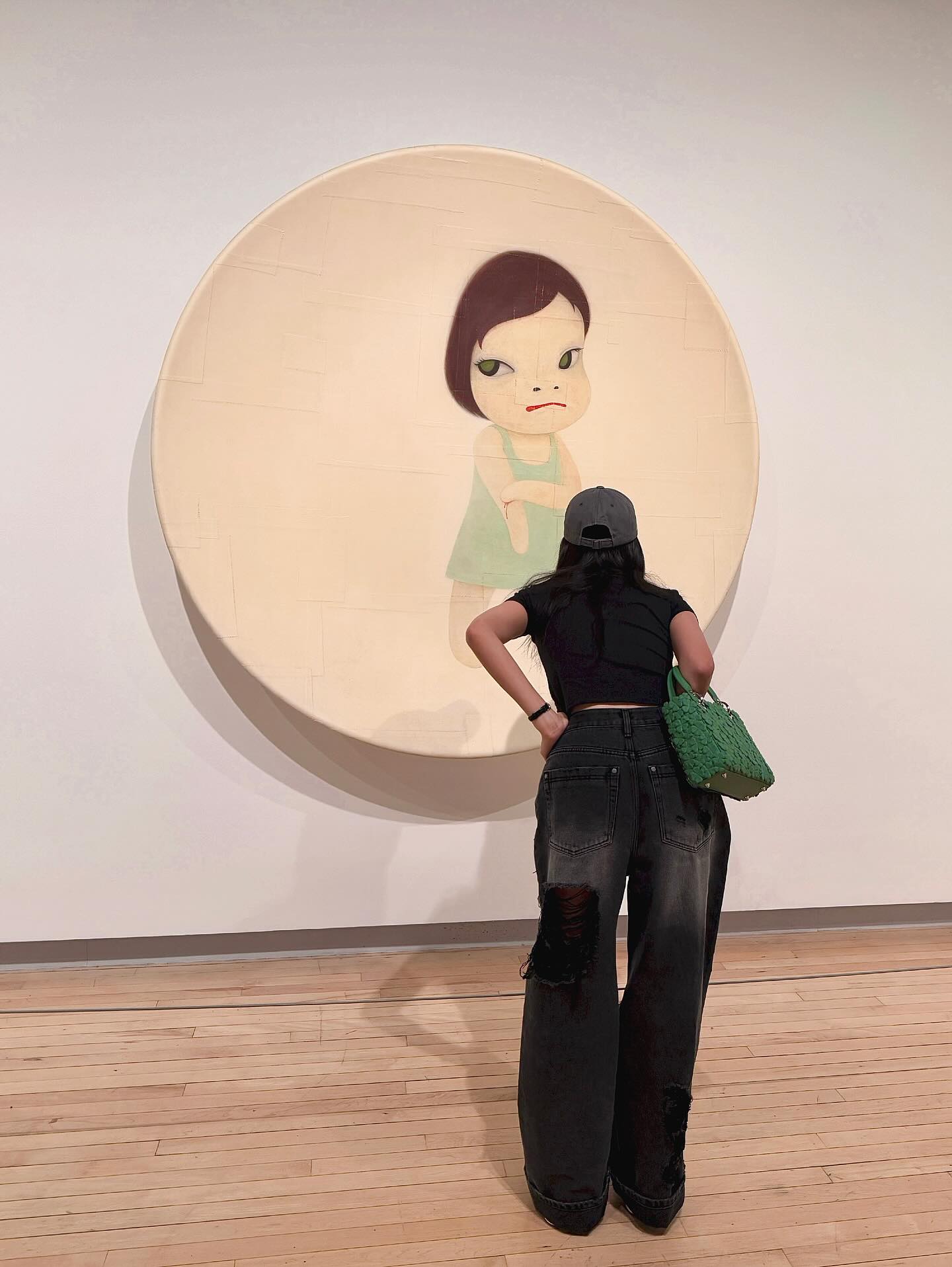 지수언니🐈4만 원대 반팔티 뭔데??
따라하기 좋은 지수 사복룩🇬🇧🎡런던 여행코디 속 꿀템 3가지

네잎클로버 디올백에 넘 귀여운 고양이 반팔티 알려드려요.

1. 에트오소메 트윈 캣 페이스 하프 티셔츠
지수는 디스로이드 데님에 블랙 티셔츠를 매치해 편안한 일상룩을 보여줬습니다. 두 마리 고양이 프린트가 귀여운 분위기를 연출하고, 4만 원대 합리적 가격으로 좋습니다. 

2. 디올 네잎클로버 레이디 디올 백
손끝에 살짝 걸친 미니 백 하나로 시선이 고정됩니다. 디올의 창립자 크리스찬 디올이 믿었던 ‘행운’의 상징 네잎클로버와 무당벌레를 모티브로 한 이 백은, 조나단 앤더슨이 디올 하우스의 유산을 현대적으로 풀어낸 2026 썸머 컬렉션의 미출시 아이템입니다.

3. 나니머스에이에이 뉴 아이코닉 캡
볼캡을 눌러쓴 지수의 모습은 자연스러운 시크함을 자아냅니다. 톤다운된 컬러와 간결한 쉐입이 일상에 녹아들 듯 어우러집니다. 이미지3