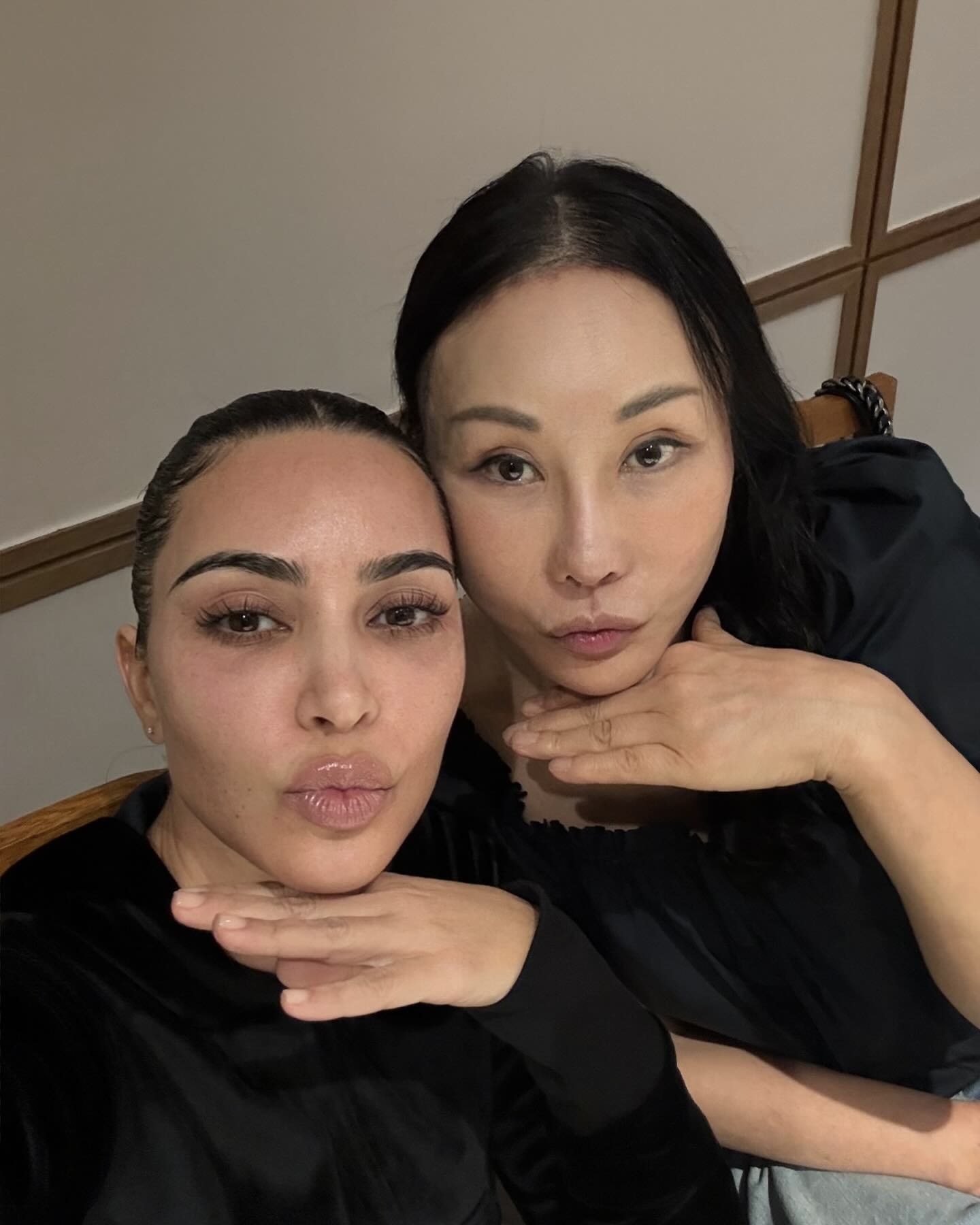 LA의 문화 여왕👑 에바 차우 킴 카다시안이 이번 한국 방문에 함께한 그녀가 궁금하다면?👸🏻🔍  LA 예술계의 중심, 그녀의 이름은 에바 차우입니다  에바 차우는 한국의 전설적인 팝 디바 패티김의 조카로, 11살에 미국으로 건너간 뒤 현재는 로스앤젤레스카운티미술관(LACMA) 이사회 일원으로 활동하며, ‘아트+필름 갈라’를 공동 주최해 수백만 달러의 기금을 모으는 등 LA 문화계의 핵심 인물로 자리잡았습니다.  그녀의 SNS에는 지드래곤, 이정재, 배두나 등 한국 톱스타들과의 친분이 자주 포착되며, 독보적인 네트워크를 보여줍니다. 올해 초 로버트 패틴슨과 이정재가 함께한 사진을 공개해 화제를 모았는데, 장소는 그녀가 운영하는 프라이빗 바 키소주(KHEE) 청담이었습니다.  키소주는 에바 차우가 한국 전통주에 대한 애정으로 직접 론칭한 프리미엄 증류식 소주 브랜드입니다. 이번에 킴 카다시안 역시 함께 술자리를 하며, 단순한 주류를 넘어 그녀가 한국과 미국을 연결하며 문화를 전파하는 상징적인 프로젝트로 자리매김하고 있습니다. 이미지