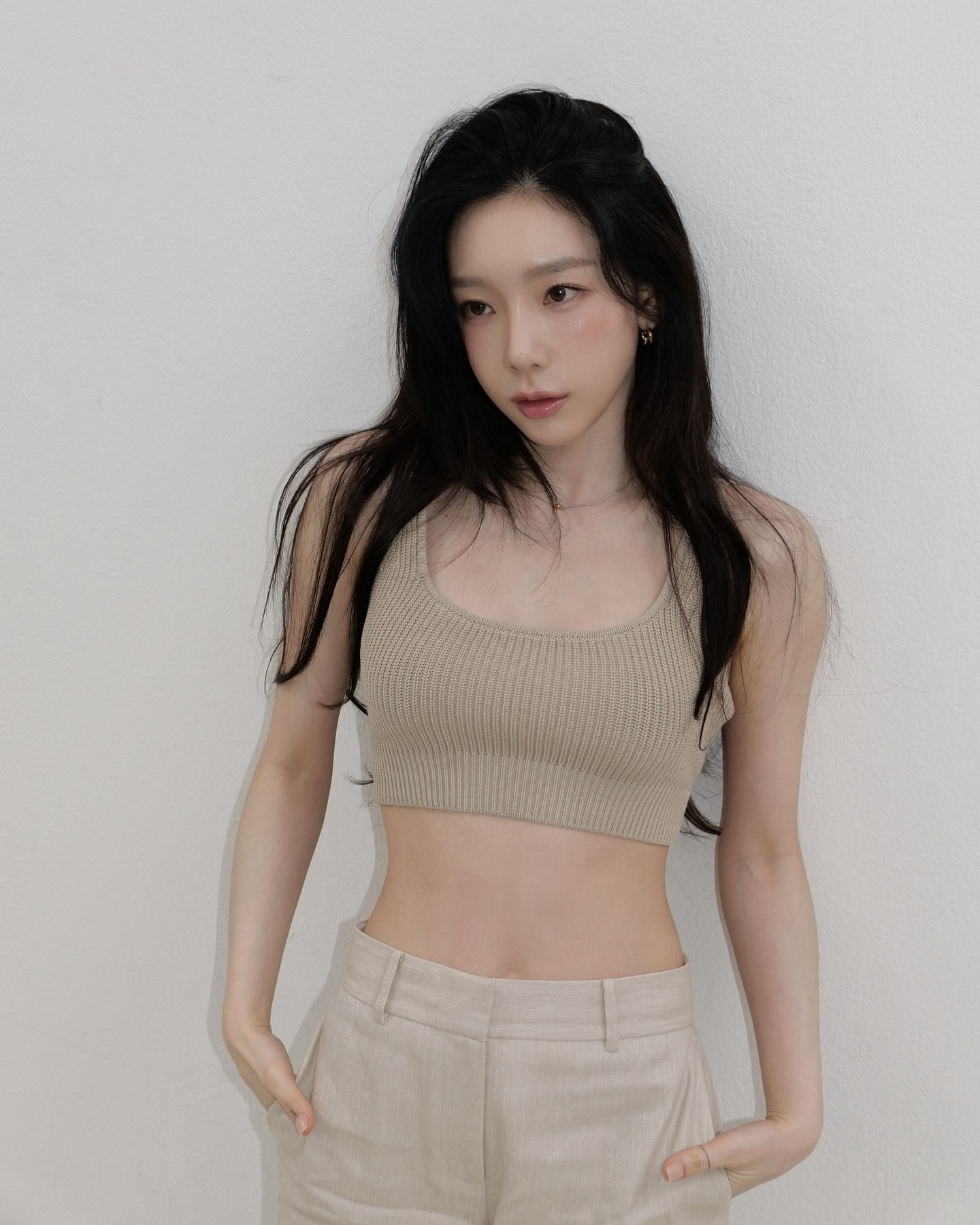달콤함 대신 담백한 매력💁🏻‍♀️
남녀 구분 없이 즐기는 중성적인 데일리 향수🖤🫧 경험해 보세요

셀럽들이 실제로 애용하는 향수 4가지를 참고해 보세요.

1. 르 라보 상탈 33 50ml. 31만 원대
김고은이 선택한 향수는 스모키한 머스크와 우드 향이 어우러진 스파이시한 가죽 향이 특징입니다. 대중적이지 않아 호불호가 갈리지만, 가을과 겨울에 잘 어울리며 시크하면서 모던한 분위기를 원하는 분들께 추천합니다.

2. 디올 옴므 인텐스 50ml, 15만 원대
문가영이 애용하는 향수는 첫 향에서 느껴지는 우디함과 포근한 바닐라 잔향이 조화를 이루는 중정적인 향수입니다. 달콤함 없는 중성적인 향을 선호하는 분이나 선물용으로 추천합니다. 

3. 에르메스 H24 오 드 뚜왈렛 50ml, 13만 원대
태연이 소개한 향수는 깨끗한 비누 향과 은한 풀 향을 바탕으로 시트러스 향으로 시작하며, 부드러운 머스크 잔향으로 마무리됩니다. 사계절 내내 남녀 모두 사용하기 좋은 데일리 향수입니다.

4. 메종 프란시스 커정 아쿠아 유니버셜 70ml, 35만 원대
이보영이 오랫동안 사용한 이 향수는 상쾌한 시트러스와 은은한 플로럴, 화이트 머스크와 블론드 우드 향이 조화를 이룬 제품입니다. 은은하고 시원한 향을 선호하거나 여름철 상쾌한 향수를 찾는 분들께 추천합니다.  이미지