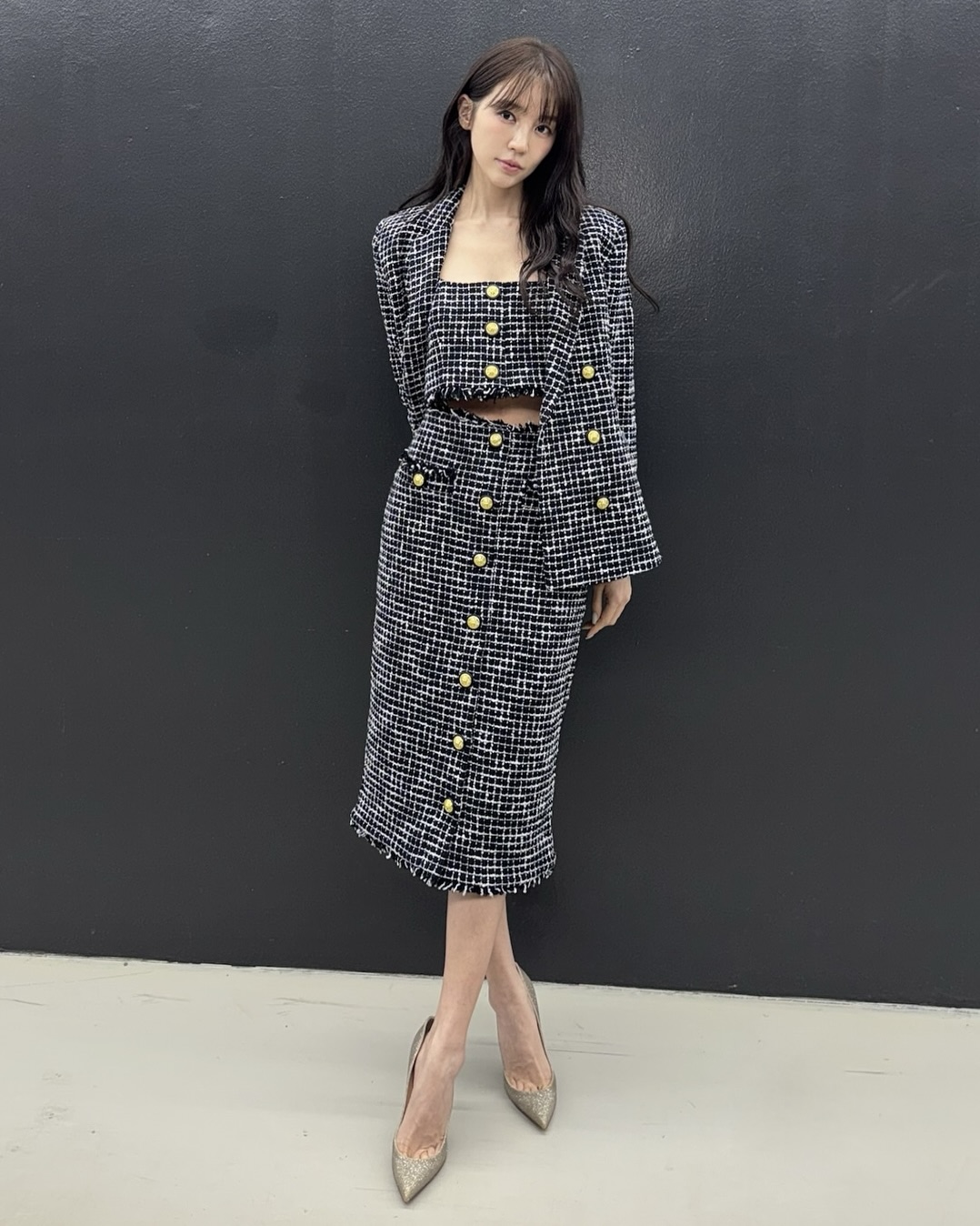 가을에는 이런 향수 어때?🧡 윤은혜 최애 향수로 가을 분위기 물들여보세요🍂✨  지금 계절에 어울리는 향수 4가지, 지금 소개해드릴게요.  1, 산타마리아노벨라, 10만 원대 로즈와 가드니아가 어우러진 우아하고 풍성한 플로럴 향수입니다. 베르가못과 오렌지 블로섬의 상큼함에 무화과, 바닐라, 샌달우드가 더해져 달콤하고 부드럽게 이어집니다.  2. 조 말론 스칼렛 포피, 30만 원대 주홍 양귀비 꽃의 향에 아이리스와 통카빈의 달콤함이 더해진 향수입니다. 탑 노트의 파우더리한 느낌과 베이스 노트의 바닐라 향으로 부드럽게 마무리됩니다.  3. 프레데릭 말 로 디베, 20만 원대 겨울의 깨끗하고 따뜻한 물에서 영감을 받은 온화한 향수로, 베르가못의 상쾌함에 아이리스와 헬리오트로프가 더해진 향입니다.  4. 크리드 밀레짐 임페리얼, 29만 원대 크리드의 대표 시그니처 중 하나로, 지중해에서 영감을 받은 향수입니다. 과일 향과 바다의 소금기, 시트러스와 우디 머스크가 어우러져 고급스러운 잔향을 남깁니다. 이미지
