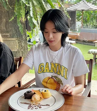 티셔츠 하나로 하루가 달라🔮 그래픽으로 무드 스위치🔄💞 매일 다른 스타일링 팁 얻어 가자 이미지