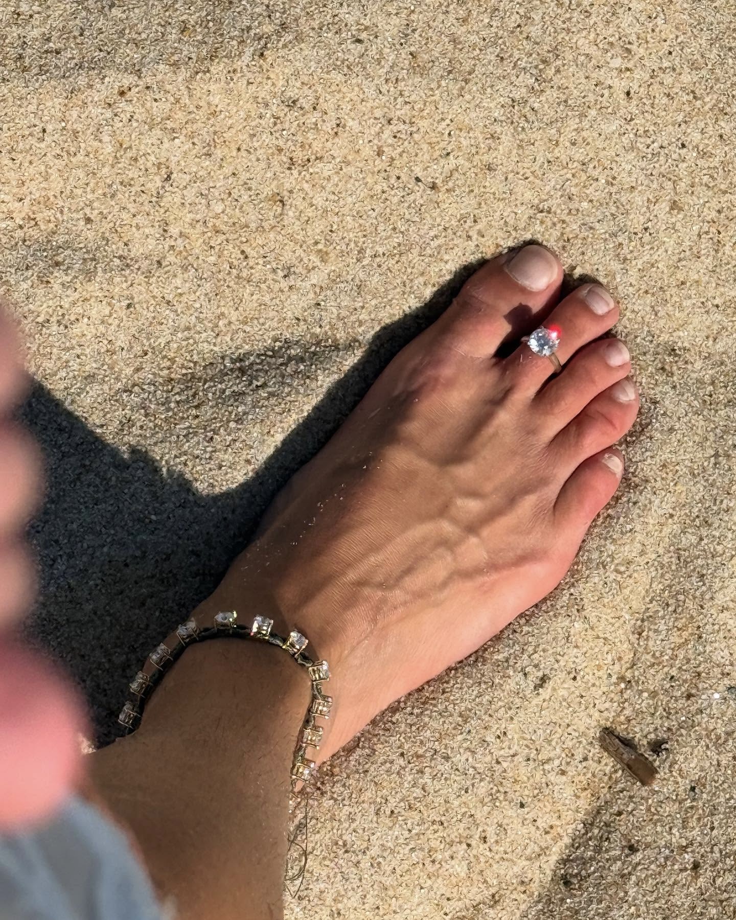 포인트는 이제 발가락으로🦶 발가락에 착용하는 반지?? 여름 시즌 마지막 포인트는 토우링💍  토우링이 단순한 장식이 아니라 샌들이나 플립플롭에 포인트를 주는 방식으로 스타일을 완성합니다. 발끝의 포인트가 시선을 사로잡고, 걸을 때마다 은은한 반짝임이 룩에 리듬을 더해줍니다.  언제든 과하지 않게 존재감을 더해주는 토우링. 올 여름을 장식할 마지막 주얼리는 발끝에서 단정히 마무리하는 건 어떨까요. 이미지