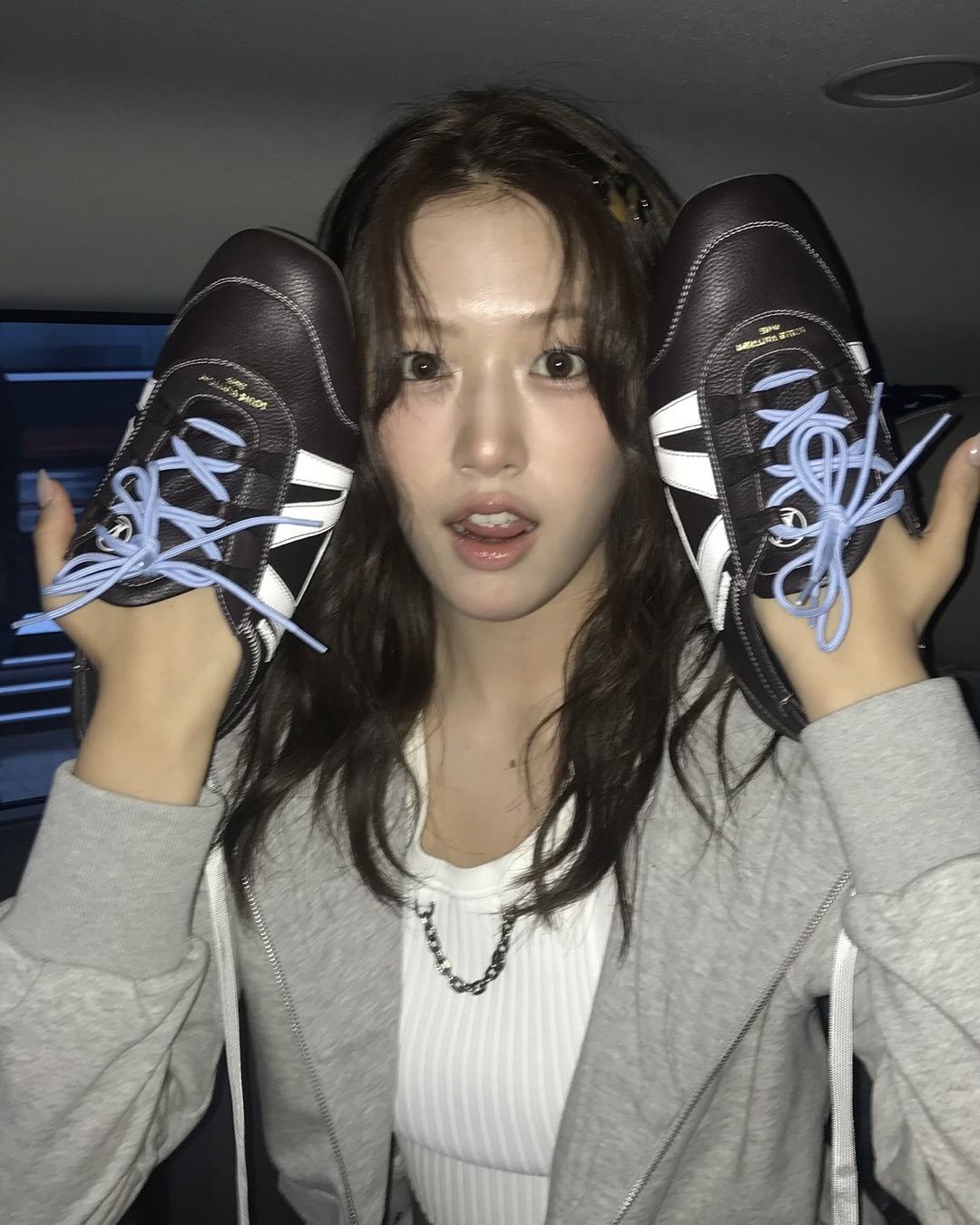 이 운동화 없인 발도 안 움직여💘 데일리룩에 하나쯤 필요한 가벼운 플랫 운동화로 마무리해 보자✨  스타일링 부담 없이 가볍게 신을 수 있는 플랫 운동화 소개할게요.  1. 루이비통 스니커리나, 140만 원대 유진이 착용한 스니커즈는 발레 슈즈의 특징이 결합된 트렌디한 디자인으로, 스티칭과 LV 로고 디테일이 돋보입니다. 유진은 포멀한 무드의 트레이닝복에 매치해 절제된 미니멀 룩을 완성했습니다.  2. 메종 마르지엘라 스프린터, 110만 원대 설인아가 신은 운동화는 라벨 포인트 디테일과 부드러운 스웨이드, 카프스킨 소재가 어우러진 슬림한 실루엣이 특징입니다. 설인아는 같은 컬러의 화이트 팬츠와 데님 셔츠에 스타일링해 모던한 무드에 트렌디함을 더했습니다.   3. 셀린느 트리옹프 레이서 로우 탑, 110만 원대 수지가 착용한 신발은 나일론, 스웨이드, 가죽으로 제작된 가벼운 제품으로, 측면과 뒷면에 트리옹프 자수 디테일이 들어간 디자인입니다. 편안한 조거 팬츠와 맨투맨에 매치해 세련되면서도 스포티함을 강조했습니다. 이미지