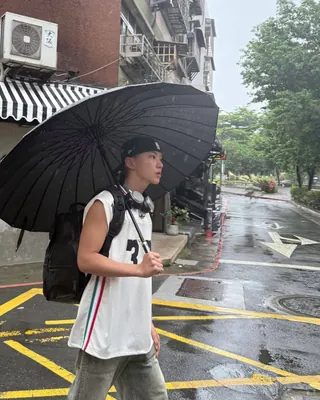 검정 뉴에라는 무심하게 뒤로🧢 이미지