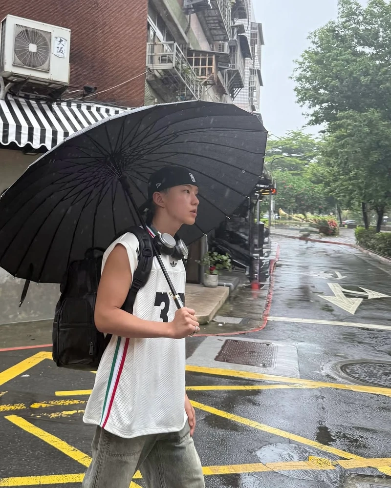 검정 뉴에라는 무심하게 뒤로🧢 이미지1