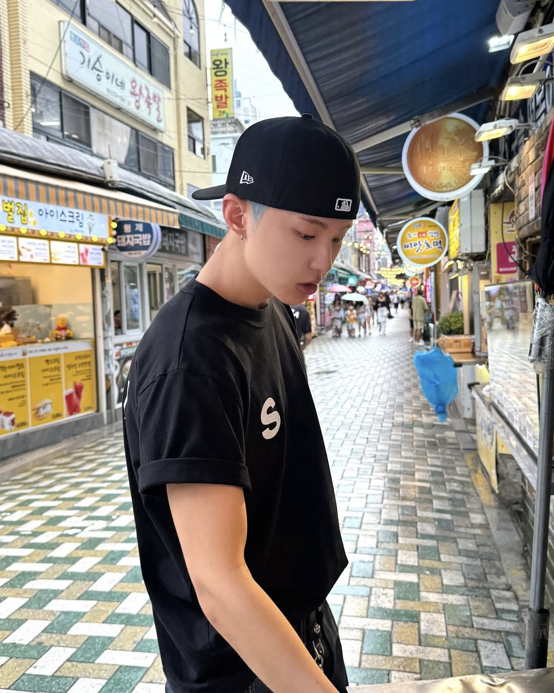 검정 뉴에라는 무심하게 뒤로🧢 이미지3