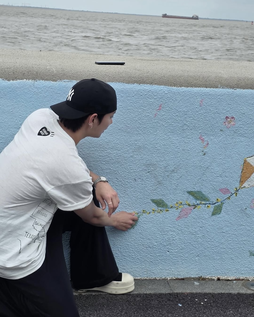 검정 뉴에라는 무심하게 뒤로🧢 이미지5