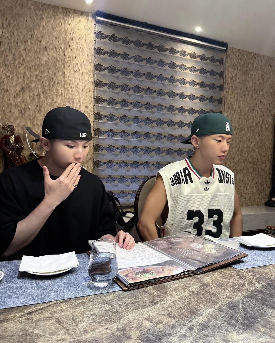 검정 뉴에라는 무심하게 뒤로🧢 이미지8