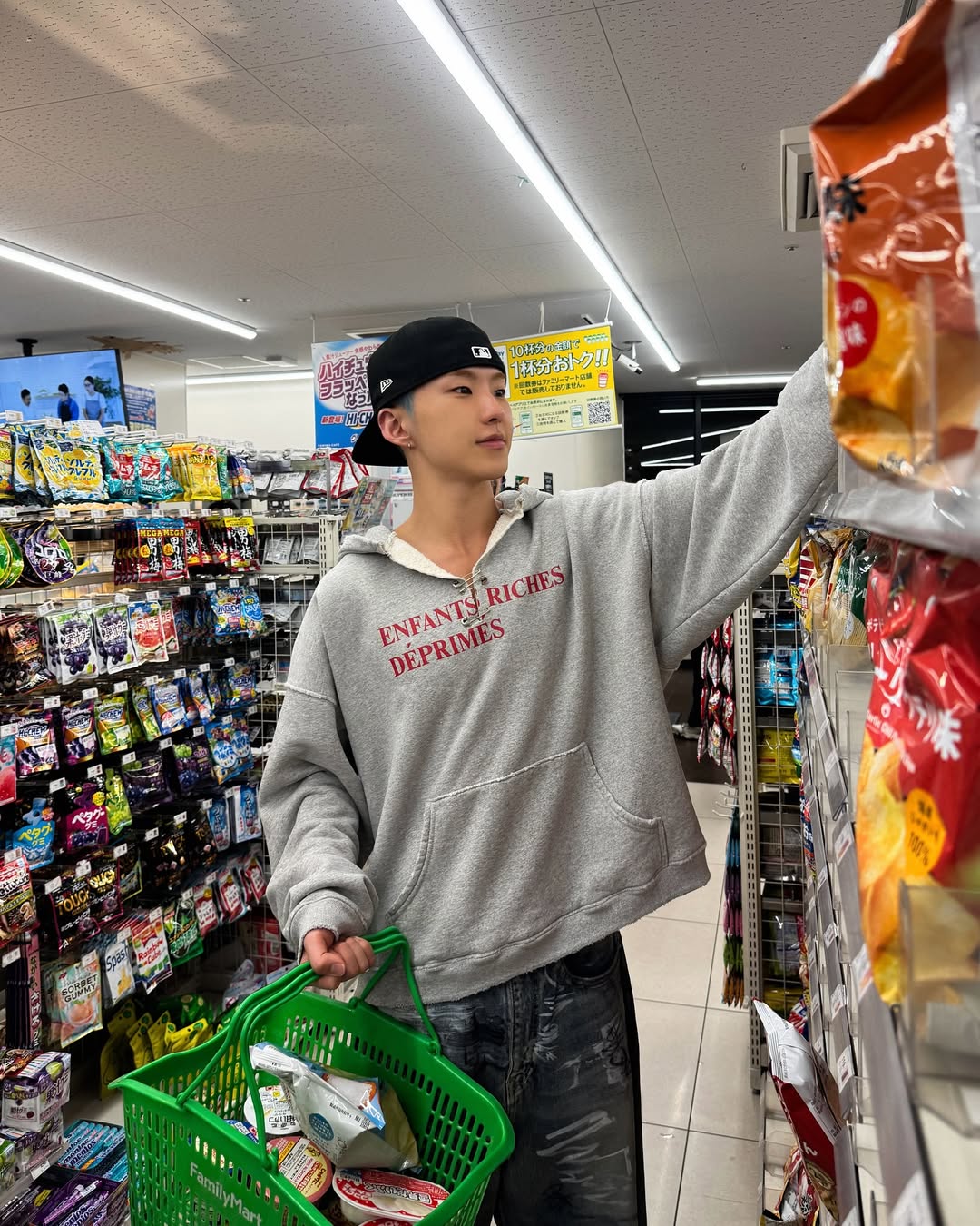 검정 뉴에라는 무심하게 뒤로🧢 이미지6