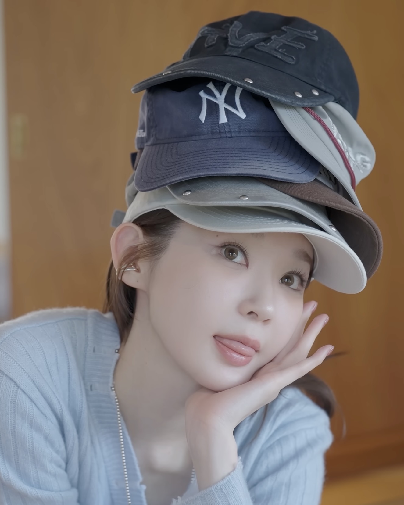 매일 쓰고 싶은 소두핏 볼캡🧢🤍 한 번 쓰면 매일 찾게 되는 강민경 픽 데일리룩 필수템💫  트렌디하면서도 실용적인 볼캡, 지금 바로 소개해드릴게요.  1. 엠엘비 언스럭쳐 볼캡 LA, 3만 원대 네이비 컬러에 LA 다저스 로고가 새겨진 짧고 납작한 챙이 특징인 클래식 볼캡으로, 가볍게 착용하기 좋은 아이템입니다. 블랙 베스트와 핑크컬러 팬츠에 매치해 클래식룩에 캐쥬얼 느낌을 추가했습니다.  2. 알렉스 조노 러닝 러브스 유 트러커 햇, 9만 원대 매쉬 소재와 버건디 파이핑의 조합으로, 실버 자수가 포인트인 제품입니다. 러너들 사이에서 잘 알려진 러닝 캡으로 뒷면에 스트링이 있어 편리하며, 평소에도 스포티하게 연출할 수 있습니다.  3. 바우프 비 로고 데님 볼캡, 6만 원대 워싱 처리된 데님 원단과 시그니처 로고 자수가 돋보이는 제품입니다. 옆면이 깊어 소두로 만들어 주는 디자인이 포인트이며, 데님 팬츠와 매치해 빈티지 캐주얼 무드의 Y2K 스타일링을 연출할 수 있습니다. 이미지
