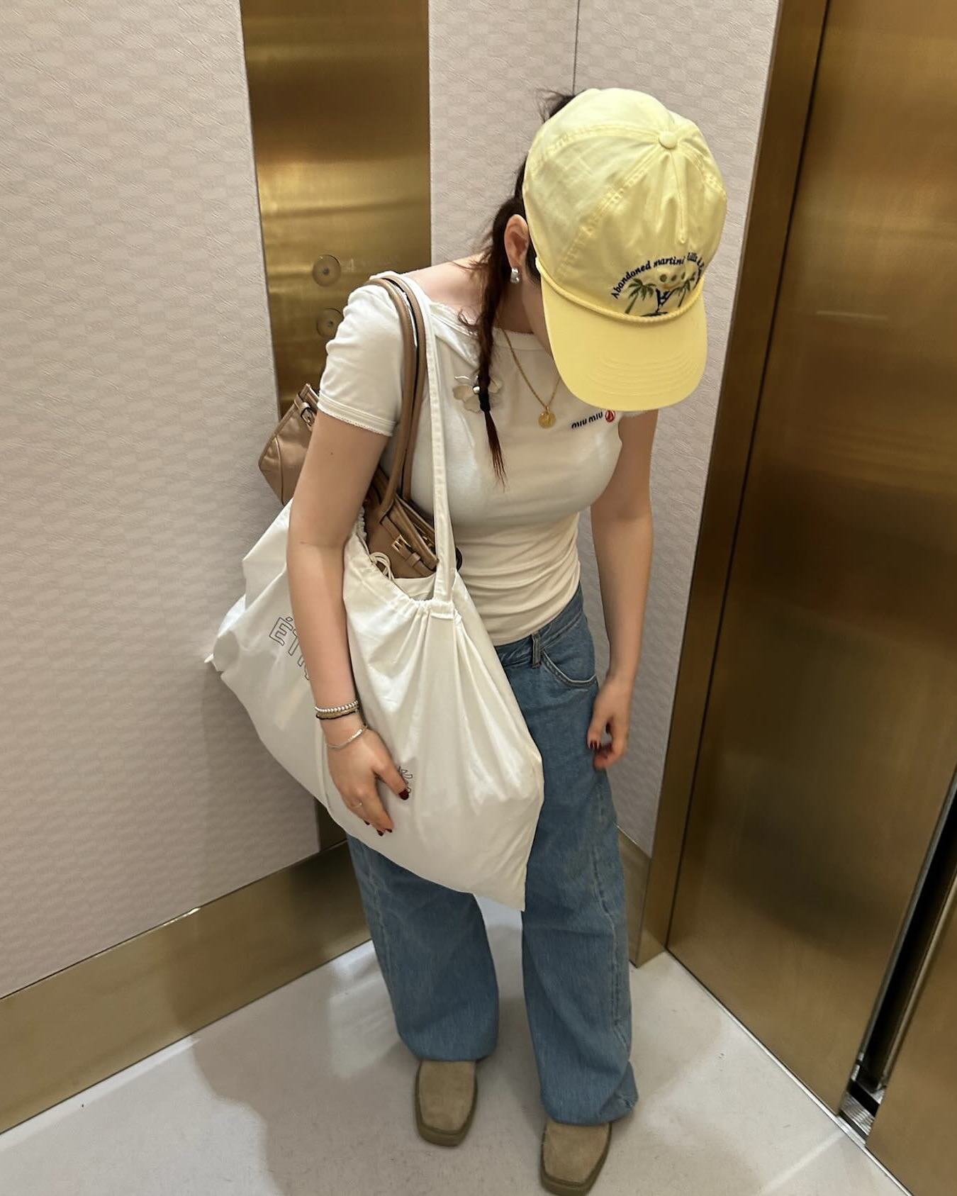 지금 날씨랑 케미 완벽한 데님💙
사계절 내내 사랑받는 기본템 청바지, 코디 참고해 보세요👖🔍 이미지