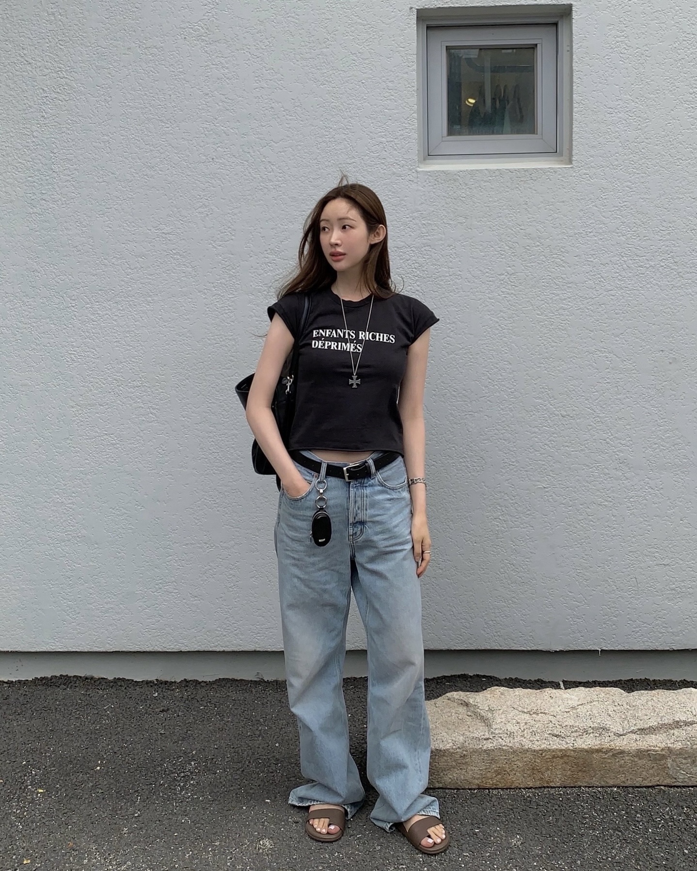 더위는 아직 진행형🔥 이번 주 최고기온 33℃, 남은 여름 가벼운 반팔티로 시원하게💨💙  셀럽들이 늦여름을 보내는 방법, 반팔티 3가지를 소개합니다.  1. 앙팡 리쉬 데프리메 클래식 로고 티셔츠, 100만 원대  차정원이 입은 반팔티는 빈티지 텍스처의 코튼 저지 소재로, 허리와 커프스에 싱글 스티치 디테일이 들어간 제품입니다. 차정원은 청바지와 매치해 캐주얼하게 스타일링했으며, 벨트와 목걸이를 더해 꾸안꾸 룩을 완성했습니다.  2. 브랜디 멜빌 로빈 라디오 사일런스 탑, 3만 원대 로제가 착용한 티셔츠는 그레이 컬러의 와이드 넥 오픈숄더 코튼 소재로, 라디오 사일런스 그래픽이 프린트된 디자인입니다. 로제는 자신의 체형에 맞게 크롭 기장으로 리폼해 화이트 미니스커트와 매치하며 시크하고 개성 있는 스타일을 연출했습니다.   3. 쁘띠바또 x 미우미우 리브 저지 티셔츠, 88만 원대 모모가 입은 반팔티는 쁘띠바또(Petit Bateau)와 미우미우의 협업 제품으로, 리브 저지 텍스처와 스트라이프 패턴, 자수 로고 디테일이 돋보이는 슬림핏 디자인입니다. 모모는 벨트 레이어드로 룩에 트렌디함을 더했습니다. 이미지