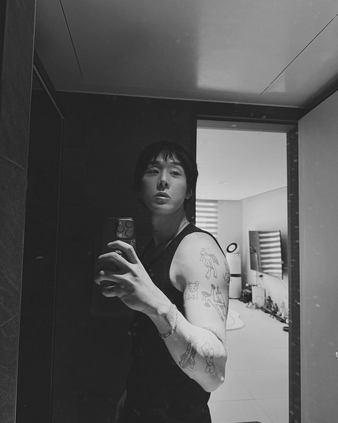 3년만에 정규 앨범으로 돌아온 pH-1
음악과 패션 모두를 녹인 그의 감성을 드러내는 환절기 모자 3 🧢

음악 뿐 아니라 패션 감성까지 보여주는 선선해지는 pH-1. 환절기 데일리룩을 완성할 그의 포인트 모자 3종을 소개합니다.

1. 체리 엘에이 본네빌 콘트라스트 5 패널 햇 - 블루
심플한 데일리 룩 위에 얹으면 시원한 블루가 확실히 포인트가 됩니다. 무채색 반팔과 팬츠 조합처럼 담백한 스타일에 청량한 포인트를 더해 세련된 분위기를 만들어 보세요.

2. 그린 신드롬 19TH 볼캡 - 레드
버뮤다 팬츠와 후드집업을 매치한 편안한 룩에 무심하게 착용해도 시선을 사로잡는 아이템입니다. 레드 컬러의 강렬한 존재감이 룩 전체에 포인트가 되어주죠.

3. 그린 신드롬 알파벳 5패널 볼캡 - 블랙
모자 앞면은 심플한 로고가 데일리룩에 깔끔한 룩을 만들어줍니다. 뒷면에는 강렬한 자수 디테일 포인트가 있어 스트릿한 분위기까지 연출할 수 있는 일석이조 아이템입니다. 이미지