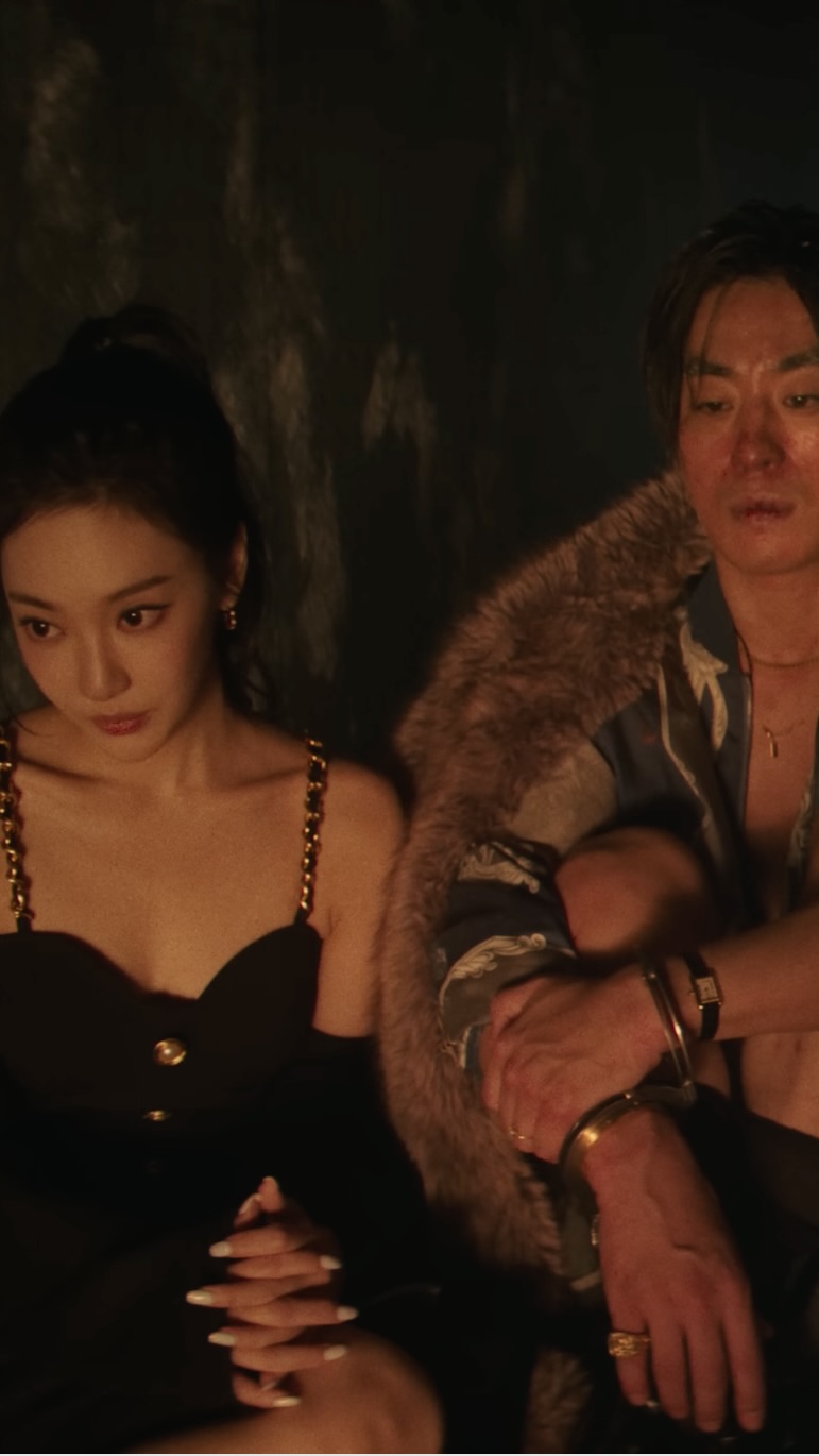 이 세계관이 말이 되나요...⛓️🩶
단편 영화 한 편 본 것 같아..한 프레임에 있다는 게 믿기지 않네🤯

에스파가 배우 구교환, 감독 이옥섭이 함께한 새 앨범 ‘Rich Man’ 트레일러 영상을 공개했습니다. 

이번 영상은 냉동 창고 안에서 펼쳐지는 연출로, 무너져가는 구교환의 연기와 에스파의 침착한 분위기의 모습이 대조되며 몰입감을 높였는데요. 이옥섭 감독의 감각적인 연출과 구교환 배우의 연기가 어우러져 앨범에 대한 기대감을 더욱 끌어올렸습니다.

오는 9월 5일 발매되는 미니 6집 ‘Rich Man’은 “I am enough as I am. I am a Rich Man”이라는 슬로건을 중심으로, 에스파만의 독보적인 에너지와 세계관을 담아낼 예정입니다. 이미지