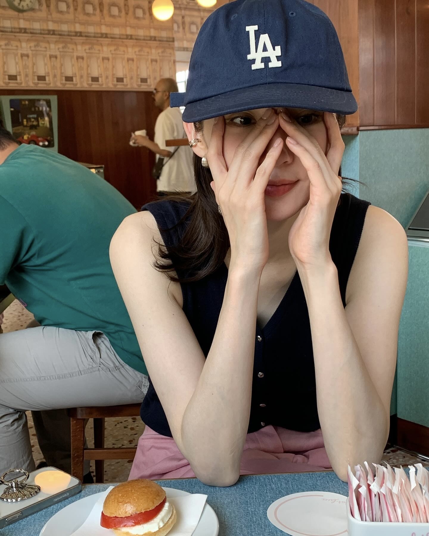 매일 쓰고 싶은 소두핏 볼캡🧢🤍
한 번 쓰면 매일 찾게 되는 강민경 픽 데일리룩 필수템💫

트렌디하면서도 실용적인 볼캡, 지금 바로 소개해드릴게요.

1. 엠엘비 언스럭쳐 볼캡 LA, 3만 원대
네이비 컬러에 LA 다저스 로고가 새겨진 짧고 납작한 챙이 특징인 클래식 볼캡으로, 가볍게 착용하기 좋은 아이템입니다. 블랙 베스트와 핑크컬러 팬츠에 매치해 클래식룩에 캐쥬얼 느낌을 추가했습니다.

2. 알렉스 조노 러닝 러브스 유 트러커 햇, 9만 원대
매쉬 소재와 버건디 파이핑의 조합으로, 실버 자수가 포인트인 제품입니다. 러너들 사이에서 잘 알려진 러닝 캡으로 뒷면에 스트링이 있어 편리하며, 평소에도 스포티하게 연출할 수 있습니다.

3. 바우프 비 로고 데님 볼캡, 6만 원대
워싱 처리된 데님 원단과 시그니처 로고 자수가 돋보이는 제품입니다. 옆면이 깊어 소두로 만들어 주는 디자인이 포인트이며, 데님 팬츠와 매치해 빈티지 캐주얼 무드의 Y2K 스타일링을 연출할 수 있습니다. 이미지3