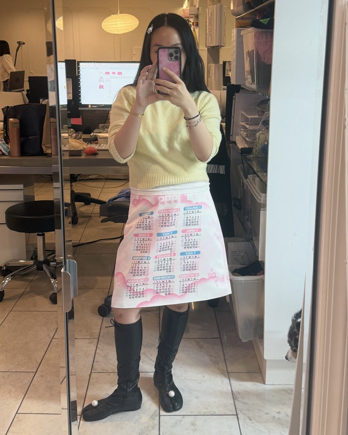 엄마 진주 훔쳐 온 건 아니지?🫢
샌디리앙은 부츠를 사면 진주를 준대🤍🖤 이거 완전 개이득!!
뉴욕을 기반으로 하는 샌디리앙은 유년 시절 향수에 브랜드 감각을 더한 독창적인 스타일로 많은 주목을 받고 있습니다. 25년 FW ‘진주 삭스 부츠’는 비건 레더 소재의 타비 부츠 위에 큼직한 진주와 리본을 얹어, 룩에 소녀 감성과 아방가르드 무드를 동시에 연출합니다.
대담하고도 유니크한 디테일로 전에 없던 포인트를 제공하는 샌디리앙의 부츠. 어떤 룩에도 반전 포인트를 기대할 수 있는 아이템입니다. 이미지8