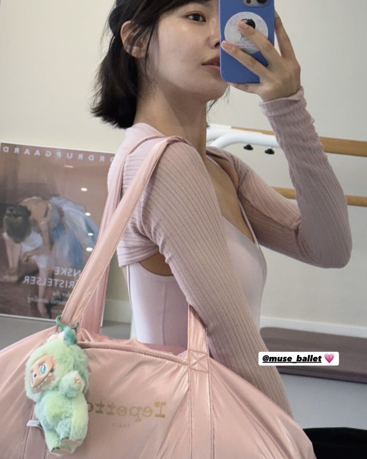 이거 있음💝🤍운동할 맛 난다고!! 나만 없고.. 셀럽들 다하는 레페토 그 가방🩰 댄스백??  우아함과 실용성을 겸비한 레페토 글라이드백은 필수입니다.  레페토는 클래식한 발레웨어부터 액세서리로 사랑받는 프랑스 브랜드입니다. 최근에 발레웨어의 ‘댄스백’ 트렌드가 부상하며, 실용성까지 만족시키는 '글라이드백'이 주목받고 있습니다.  충분한 수납공간과 다양한 컬러 옵션으로 발레복, 슈즈, 워머까지 깔끔하게 정리할 수 있으며, 개인의 취향과 스타일을 드러내는 패션 아이템으로도 각광받고 있습니다.   최수영은 핑크 나일론 글라이드 백에 키링을 더해 발랄한 무드를 연출했고, 오연서는 핑크 코튼 소재로 사랑스러움을 강조했습니다. 반면 박규영은 블랙 글라이드 백으로 심플한 무드를 완성했습니다.  이미지