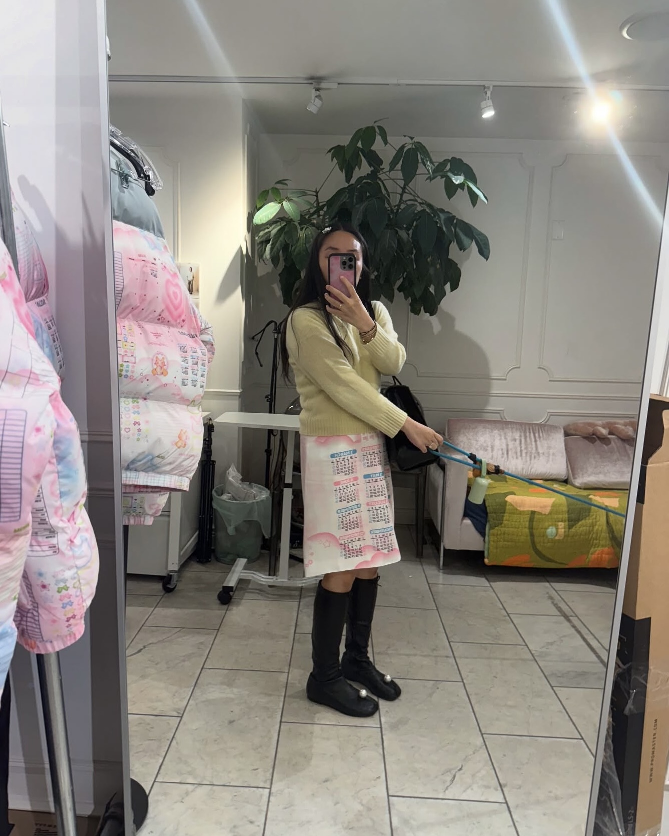 엄마 진주 훔쳐 온 건 아니지?🫢
샌디리앙은 부츠를 사면 진주를 준대🤍🖤 이거 완전 개이득!!
뉴욕을 기반으로 하는 샌디리앙은 유년 시절 향수에 브랜드 감각을 더한 독창적인 스타일로 많은 주목을 받고 있습니다. 25년 FW ‘진주 삭스 부츠’는 비건 레더 소재의 타비 부츠 위에 큼직한 진주와 리본을 얹어, 룩에 소녀 감성과 아방가르드 무드를 동시에 연출합니다.
대담하고도 유니크한 디테일로 전에 없던 포인트를 제공하는 샌디리앙의 부츠. 어떤 룩에도 반전 포인트를 기대할 수 있는 아이템입니다. 이미지7