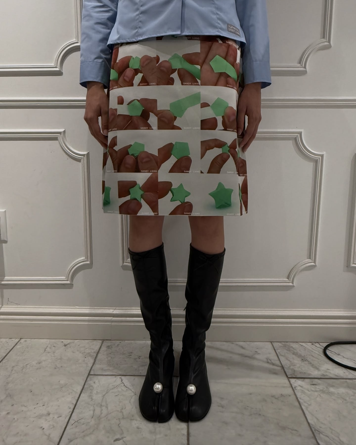 엄마 진주 훔쳐 온 건 아니지?🫢
샌디리앙은 부츠를 사면 진주를 준대🤍🖤 이거 완전 개이득!!
뉴욕을 기반으로 하는 샌디리앙은 유년 시절 향수에 브랜드 감각을 더한 독창적인 스타일로 많은 주목을 받고 있습니다. 25년 FW ‘진주 삭스 부츠’는 비건 레더 소재의 타비 부츠 위에 큼직한 진주와 리본을 얹어, 룩에 소녀 감성과 아방가르드 무드를 동시에 연출합니다.
대담하고도 유니크한 디테일로 전에 없던 포인트를 제공하는 샌디리앙의 부츠. 어떤 룩에도 반전 포인트를 기대할 수 있는 아이템입니다. 이미지6