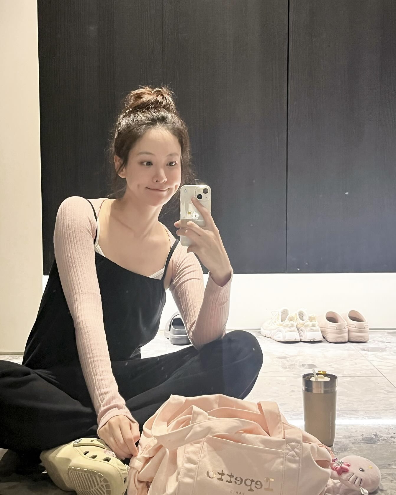 이거 있음💝🤍운동할 맛 난다고!!
나만 없고.. 셀럽들 다하는 레페토 그 가방🩰 댄스백??
우아함과 실용성을 겸비한 레페토 글라이드백은 필수입니다.
레페토는 클래식한 발레웨어부터 액세서리로 사랑받는 프랑스 브랜드입니다. 최근에 발레웨어의 ‘댄스백’ 트렌드가 부상하며, 실용성까지 만족시키는 '글라이드백'이 주목받고 있습니다.
충분한 수납공간과 다양한 컬러 옵션으로 발레복, 슈즈, 워머까지 깔끔하게 정리할 수 있으며, 개인의 취향과 스타일을 드러내는 패션 아이템으로도 각광받고 있습니다.
최수영은 핑크 나일론 글라이드 백에 키링을 더해 발랄한 무드를 연출했고, 오연서는 핑크 코튼 소재로 사랑스러움을 강조했습니다. 반면 박규영은 블랙 글라이드 백으로 심플한 무드를 완성했습니다. 이미지8